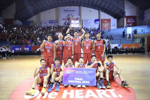 Internetda jamoat joyida qizga tegish