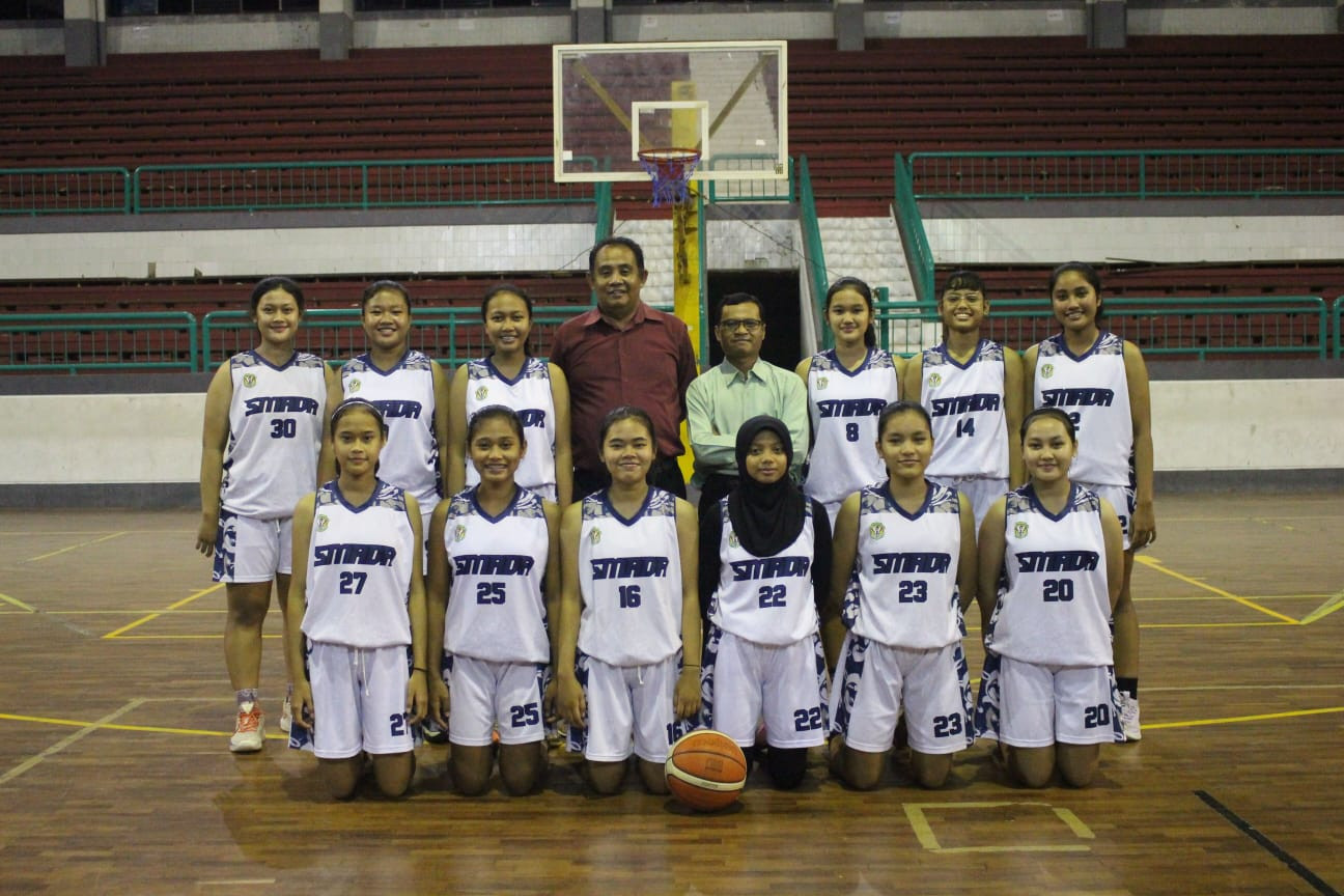 Tim Putri SMAN 2 Jember latihan rutin di GOR PKPSO Jember