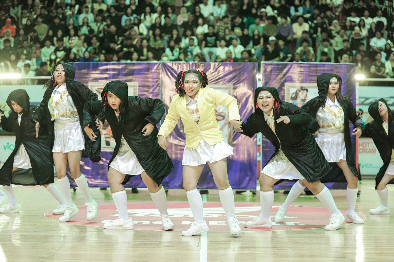 Penampilan tim dance SMA Trimurti Surabaya