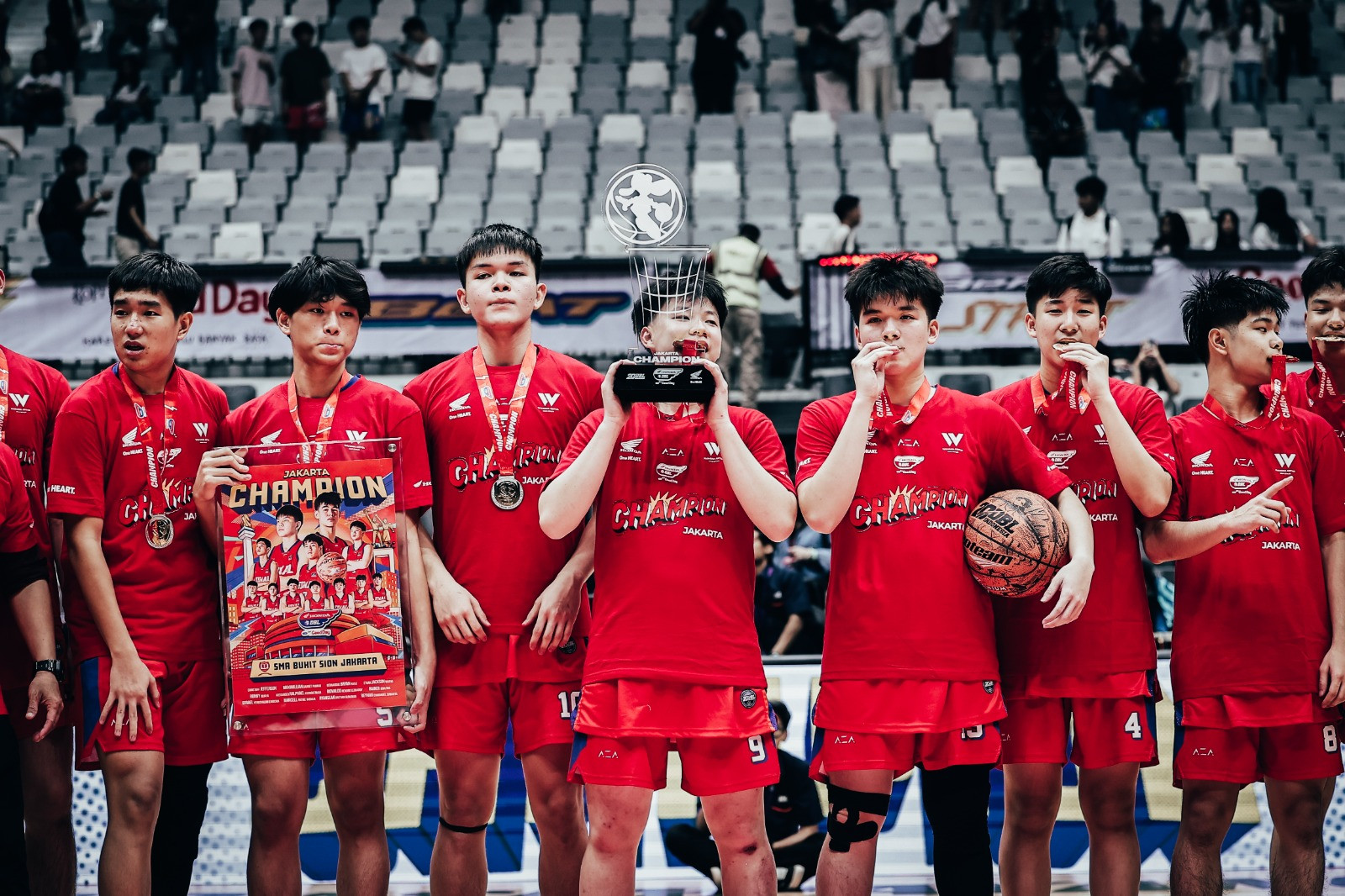 Nah, jika diperhatikan siklus juara Bukit Sion di DBL Jakarta, musim ini menjadi musim yang tepat bagi mereka juara.