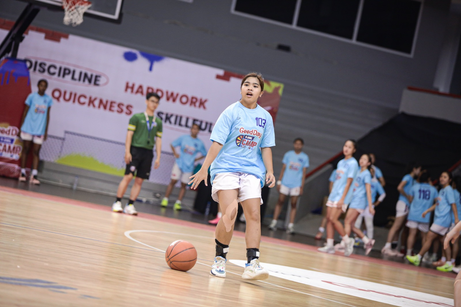 Bung Towel, Dukungan Anak, Perbedaan Basket dan Sepak Bola