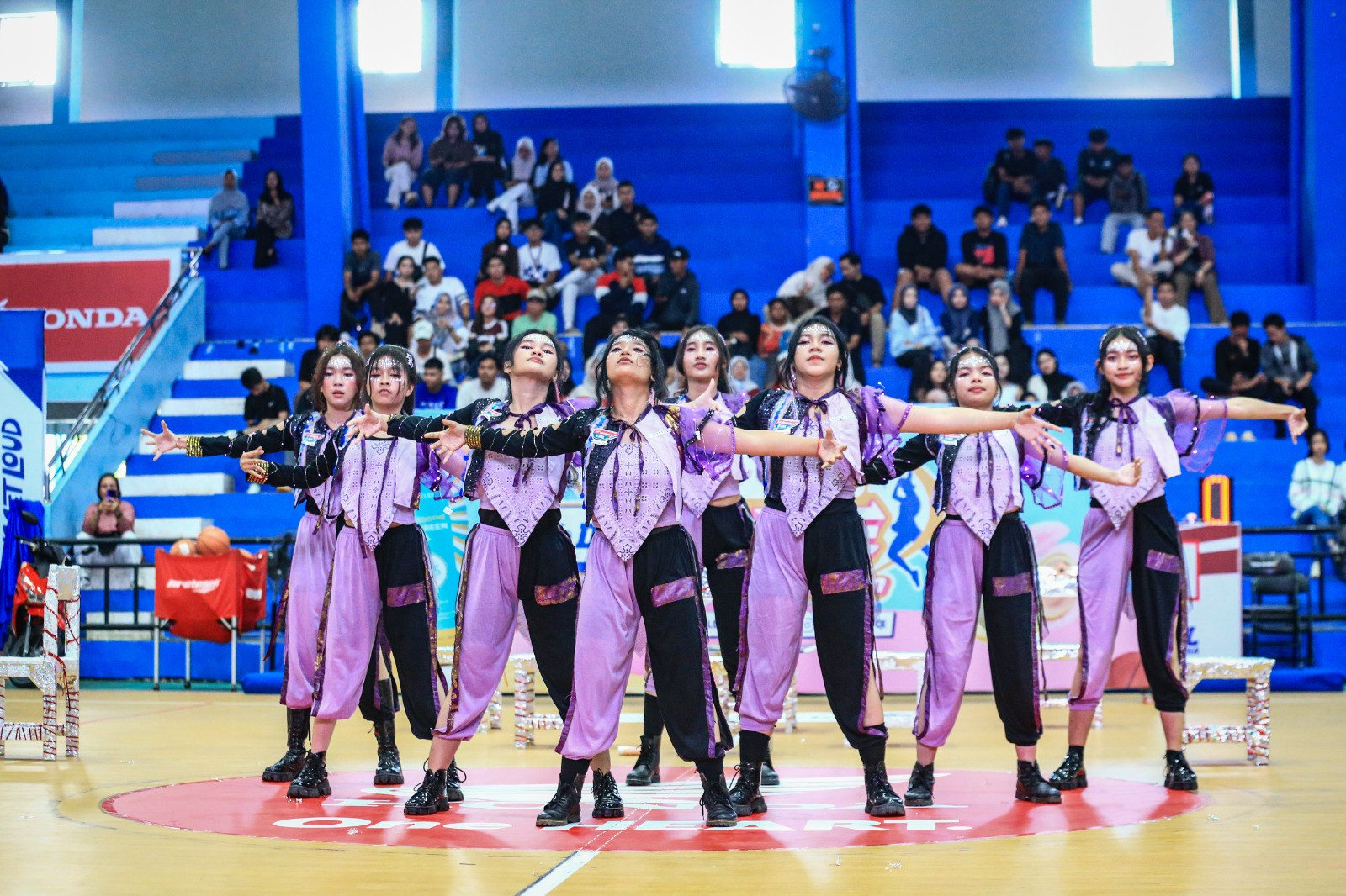 Berikut rangkuman empat tim dance yang tampil di Azarine DBL Dance Competition 2025.
