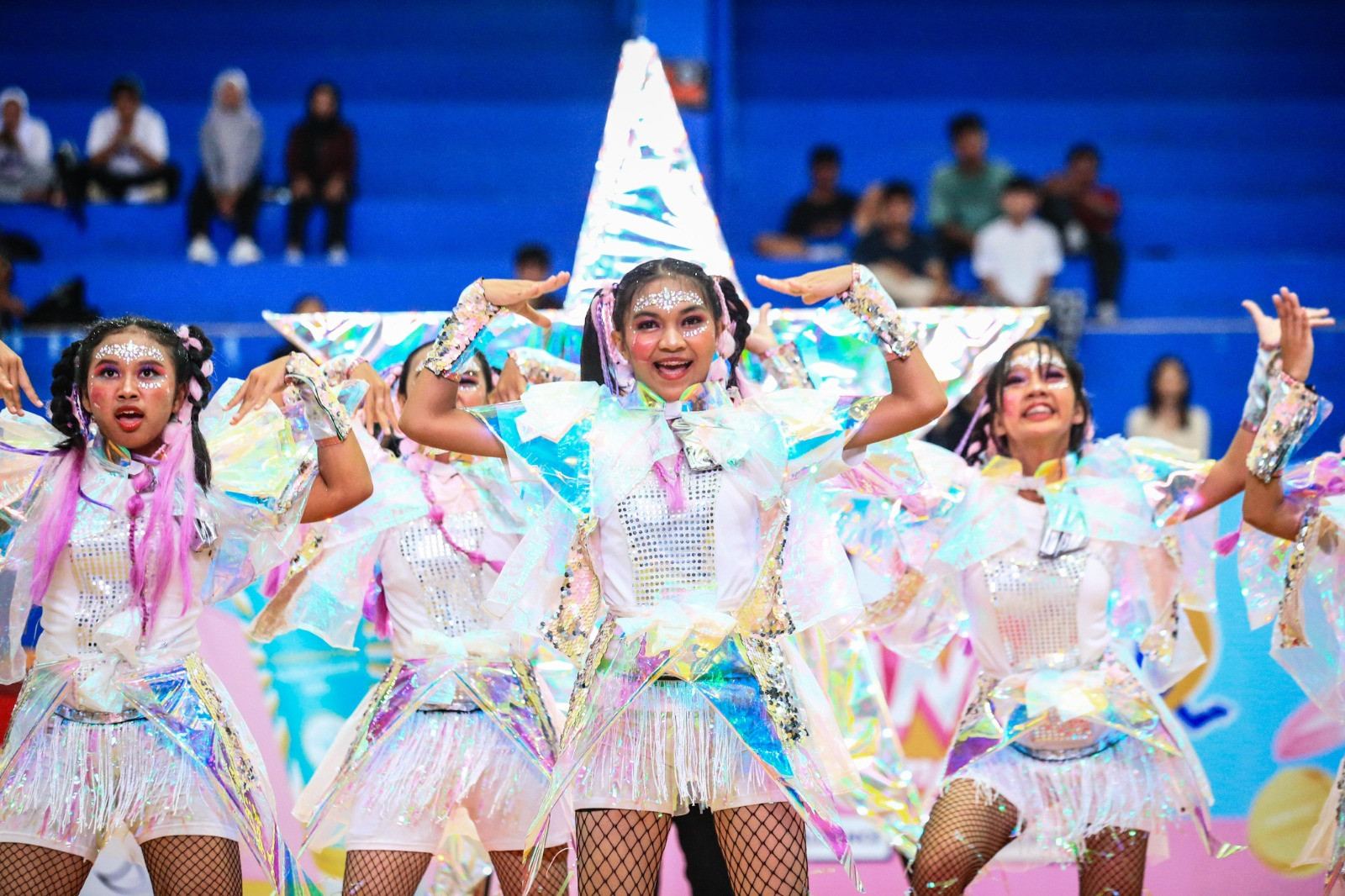 SMA Kanaan Banjarmasin  Dancer Kanaan tak kalah menarik. Mereka terinspirasi oleh sosok Kartini, pahlawan perempuan Indonesia. Menurut mereka Kartini adalah simbol bintang yang bersinar terang.  “Semangat dan pemikirannya itu yang terus menginspirasi generasi muda meskipun beliau telah tiada,” terang Violla Tiffany, salah satu member Dancer Kanaan.