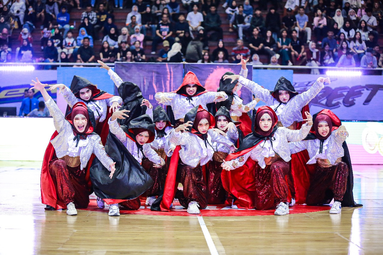 Smamdance Mengenakan Jubah Hitam Layaknya Vampir.