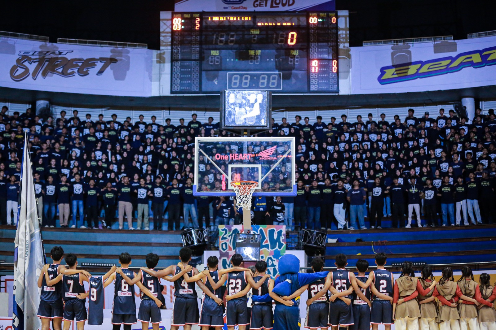 Tim basket SMAN 8 Surabaya dan Wolumania saat menyanyikan anthem