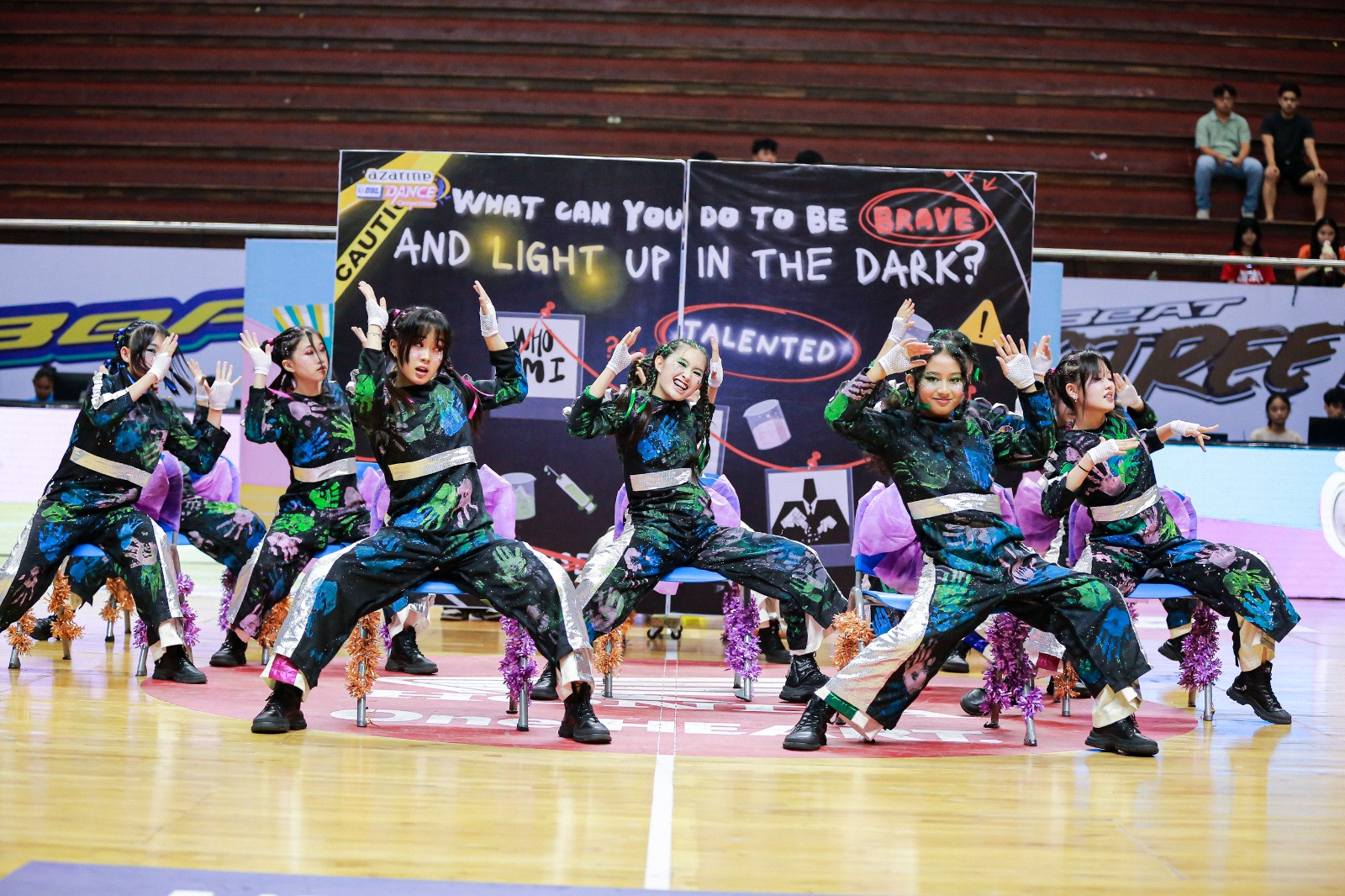 Aksi dari tim dance SMA IPH East Surabaya pada Azarine DBL Dance Competition 2025