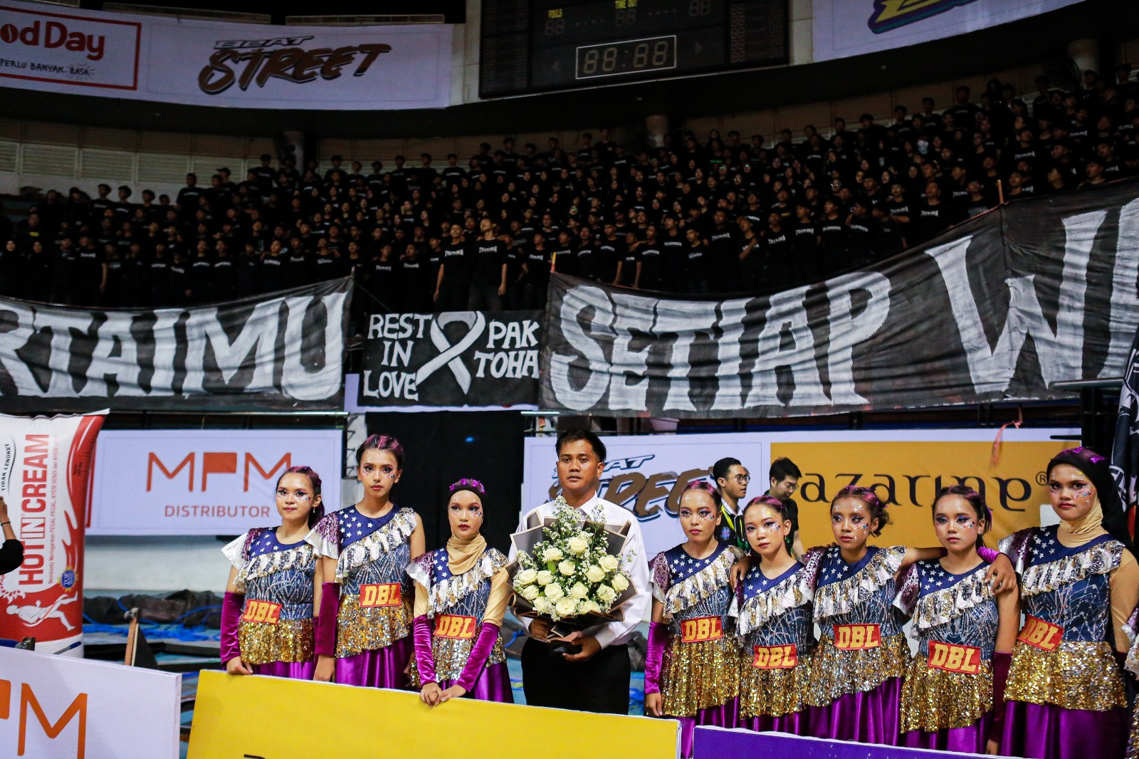 Penghormatan terhadap Almarhum Bapak Toha di DBL Arena