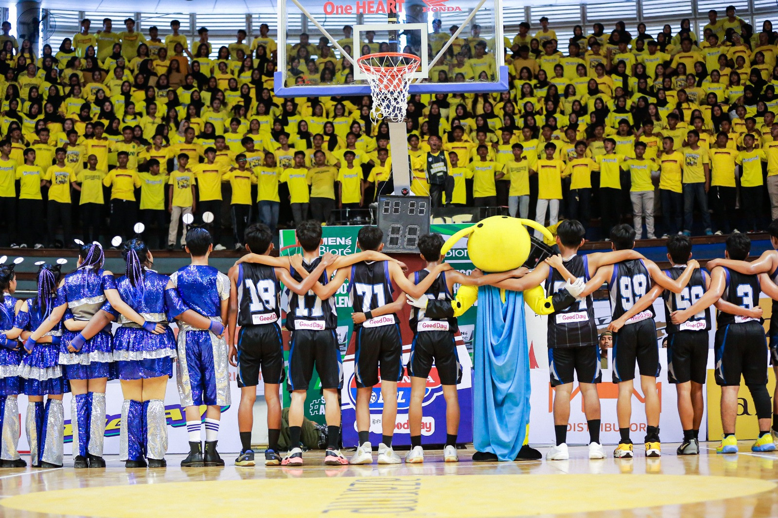 Vamos Bananas, Pemain, dan Tim Dance Menyanyikan Anthem
