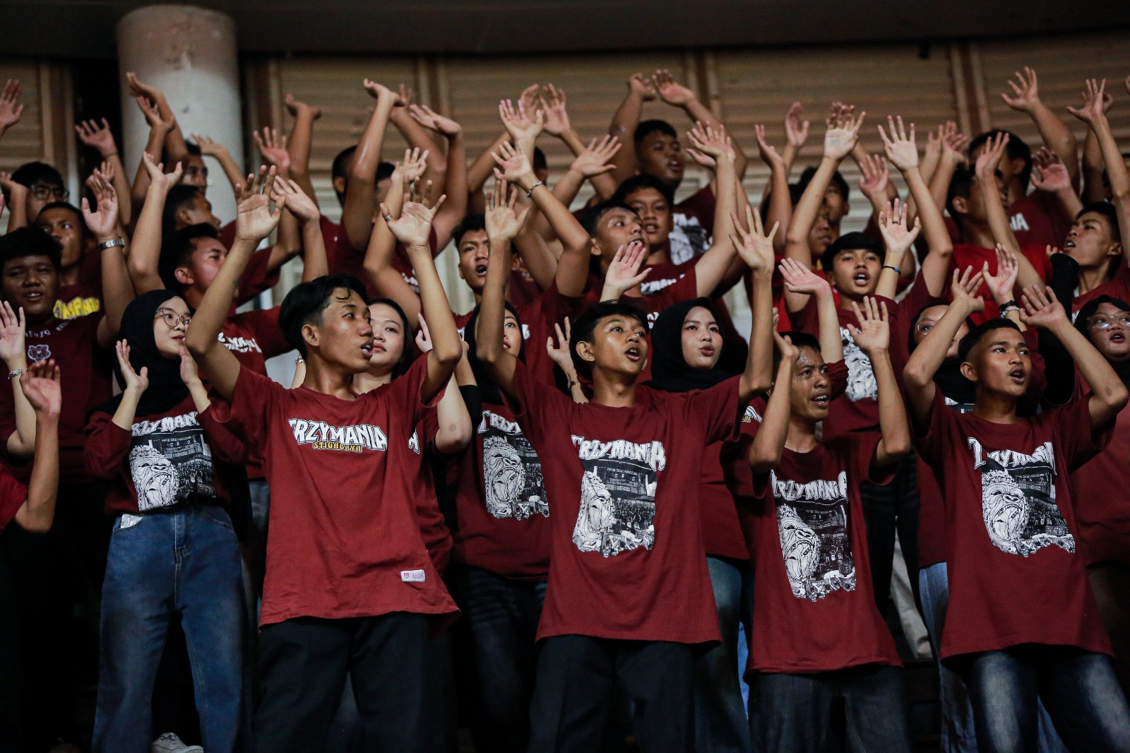 Sorak-sorai Trzymania dalam mendukung tim kebanggaannya