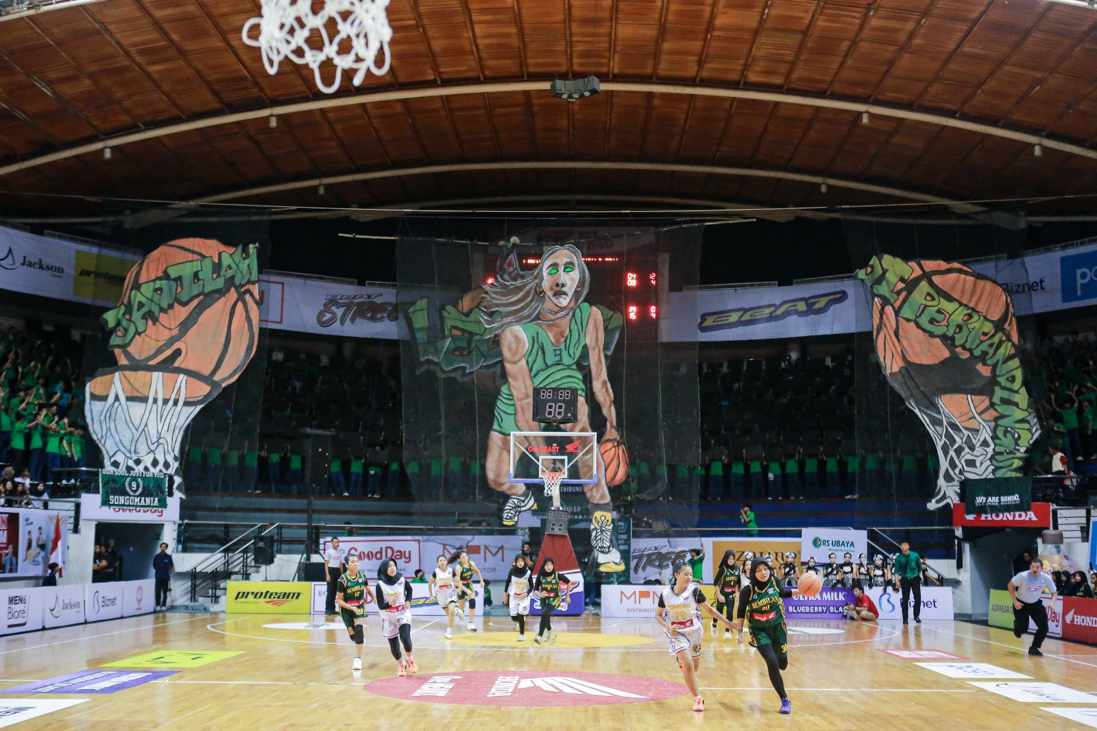 Koreografi Songomania saat menyokong tim basket putri kesayangannya