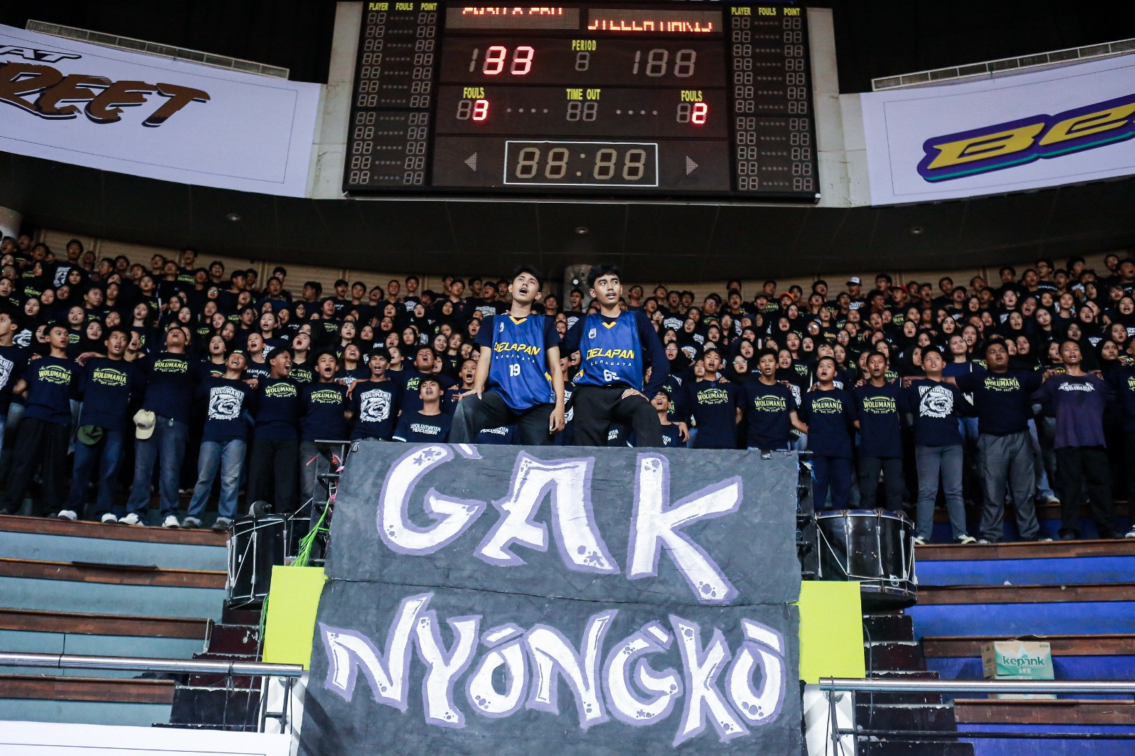 Wolumania kala merapatkan barisan dan menyanyikan Anthem