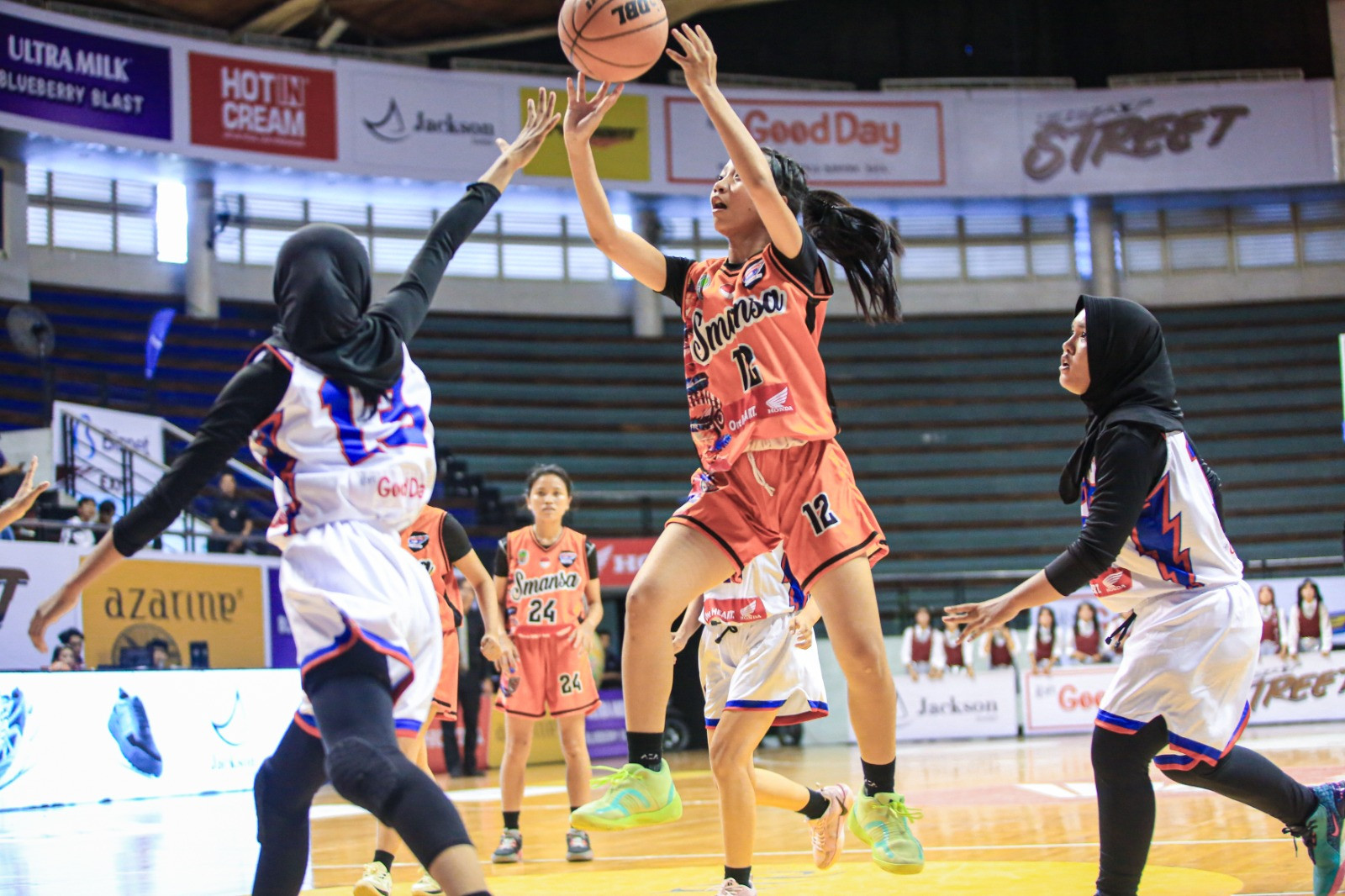 Momen Abista Saat Mencoba Menjaringkan Bola