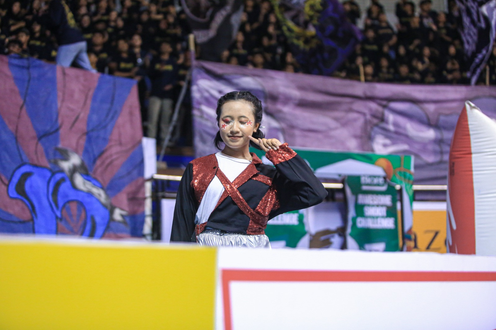 Pose Azzahra saat mengenakan kostum dancenya dengan latar belakang Rolas Fighters