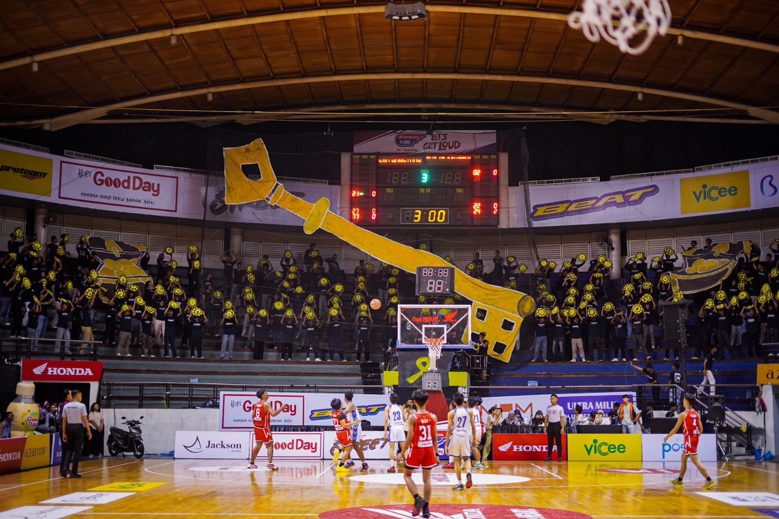 Koreografi koin, peti harta karun, dan sebuah kunci besar yang ditampilkan oleh Jangkar Mania