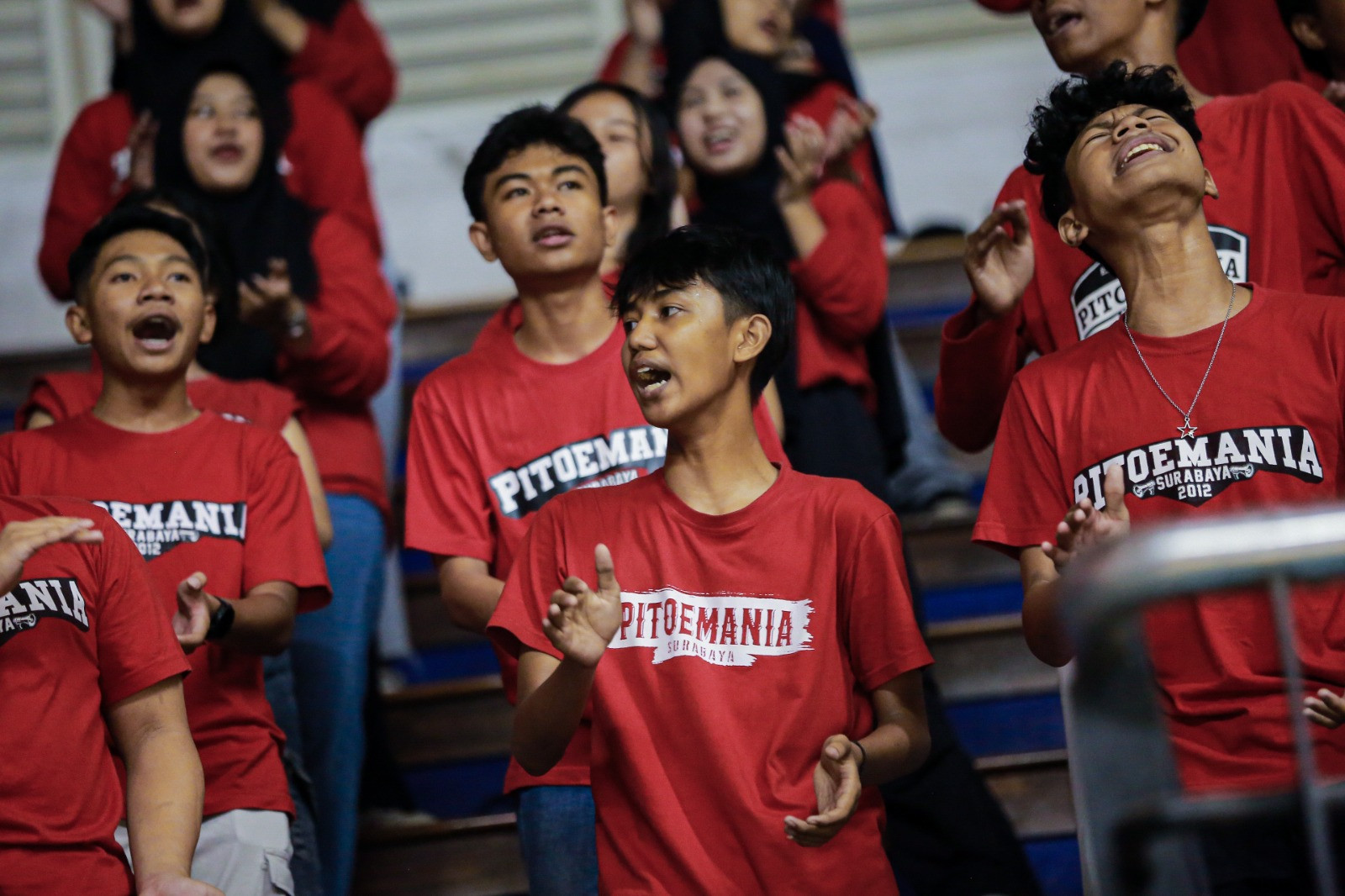 Barisan Pitoe Mania yang semangat mendukung tim kebanggaannya