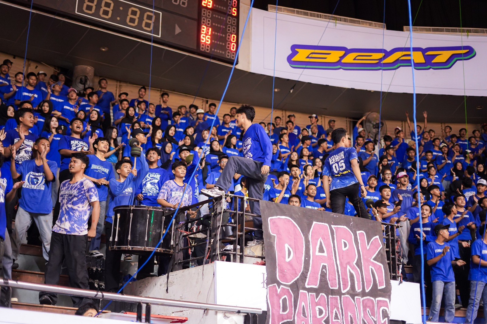 Barisan Stemba Mania menyuarakan nyanyian dengan begitu lantang