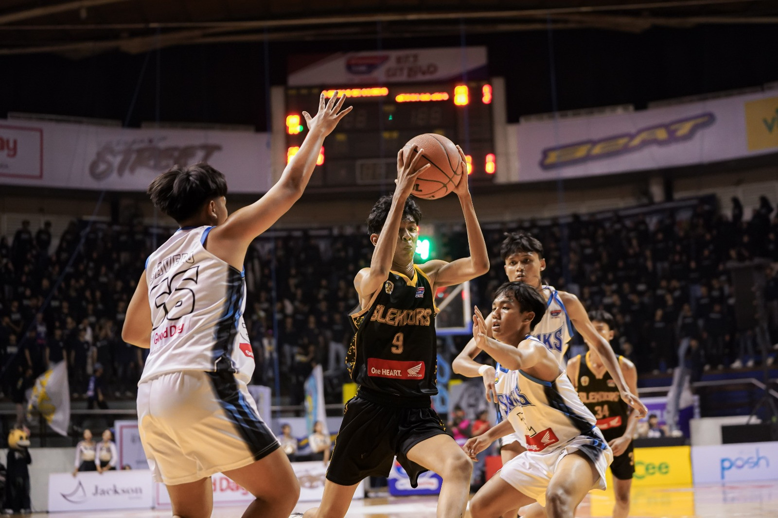 Potret Reyhan ketika melewati hadangan dua pemain Sniks sekaligus