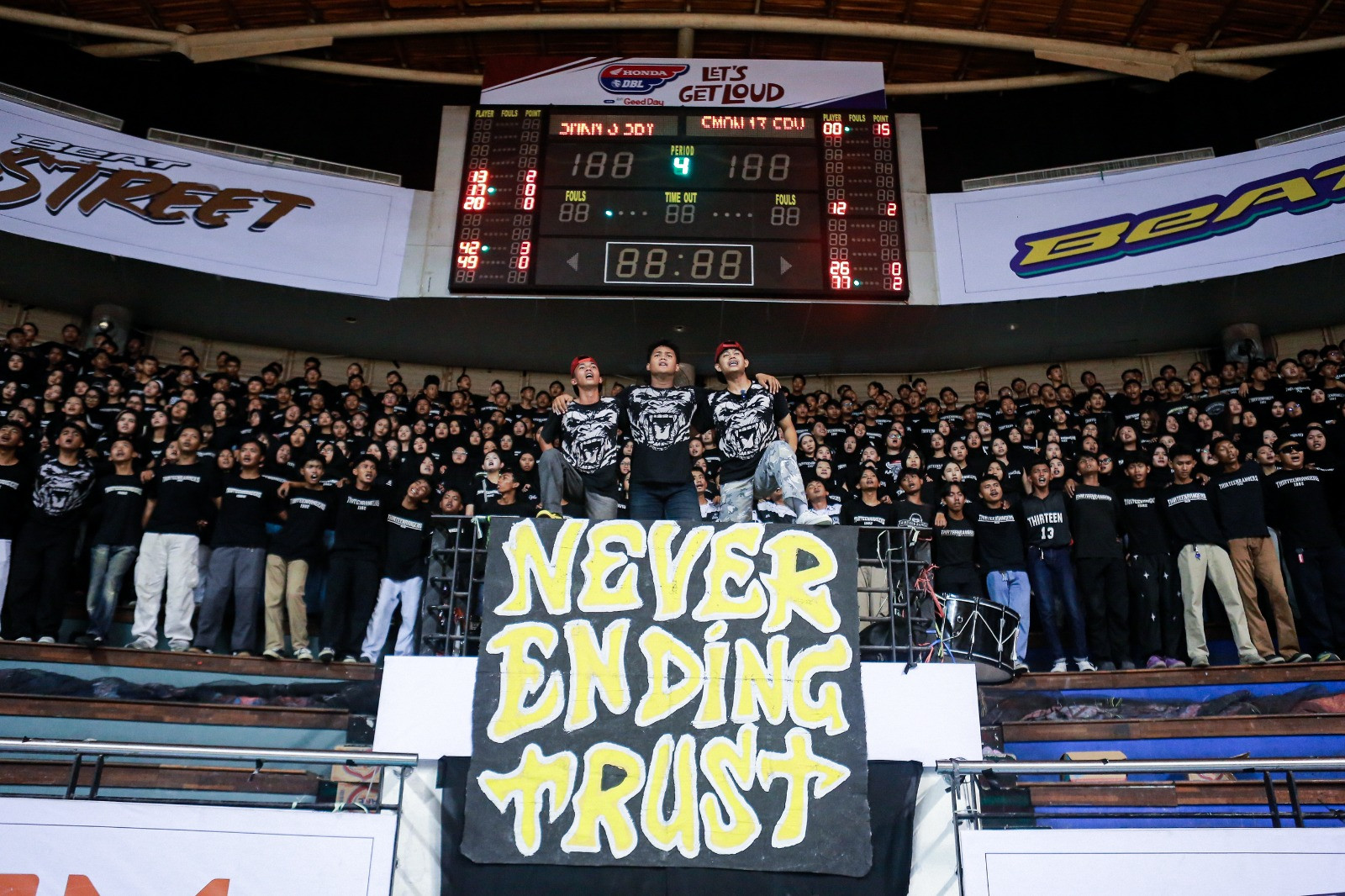 Barisan pendukung Thirteenrangers berdiri tegap seraya menyanyikan Anthem