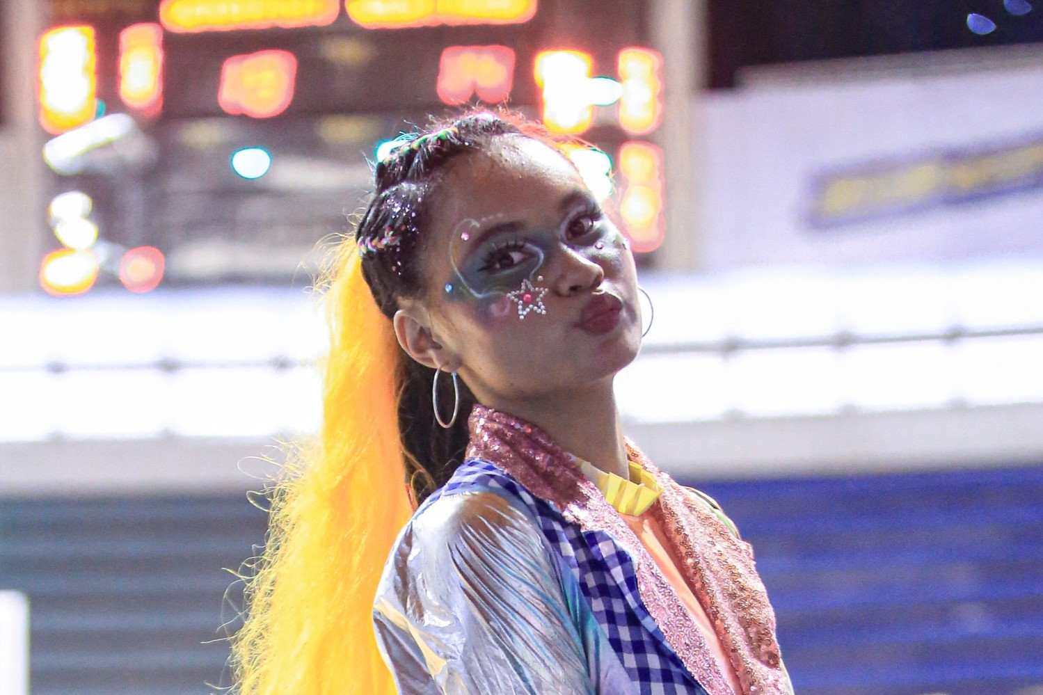 Momen Clra ketika sedang mengenakan kostum dancenya dengan latar belakang lapangan DBL Arena