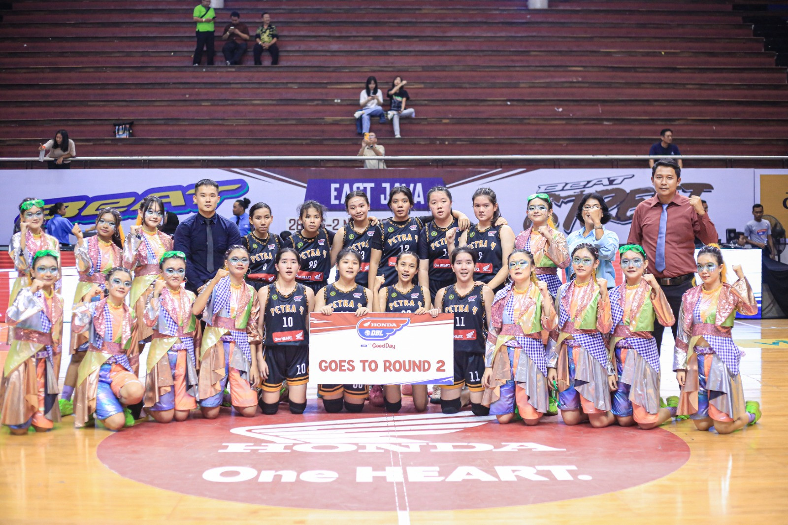 Pemain dan tim dance SMA Petra 4 Sidoarjo setelah memastikan diri melangkah ke Round 2