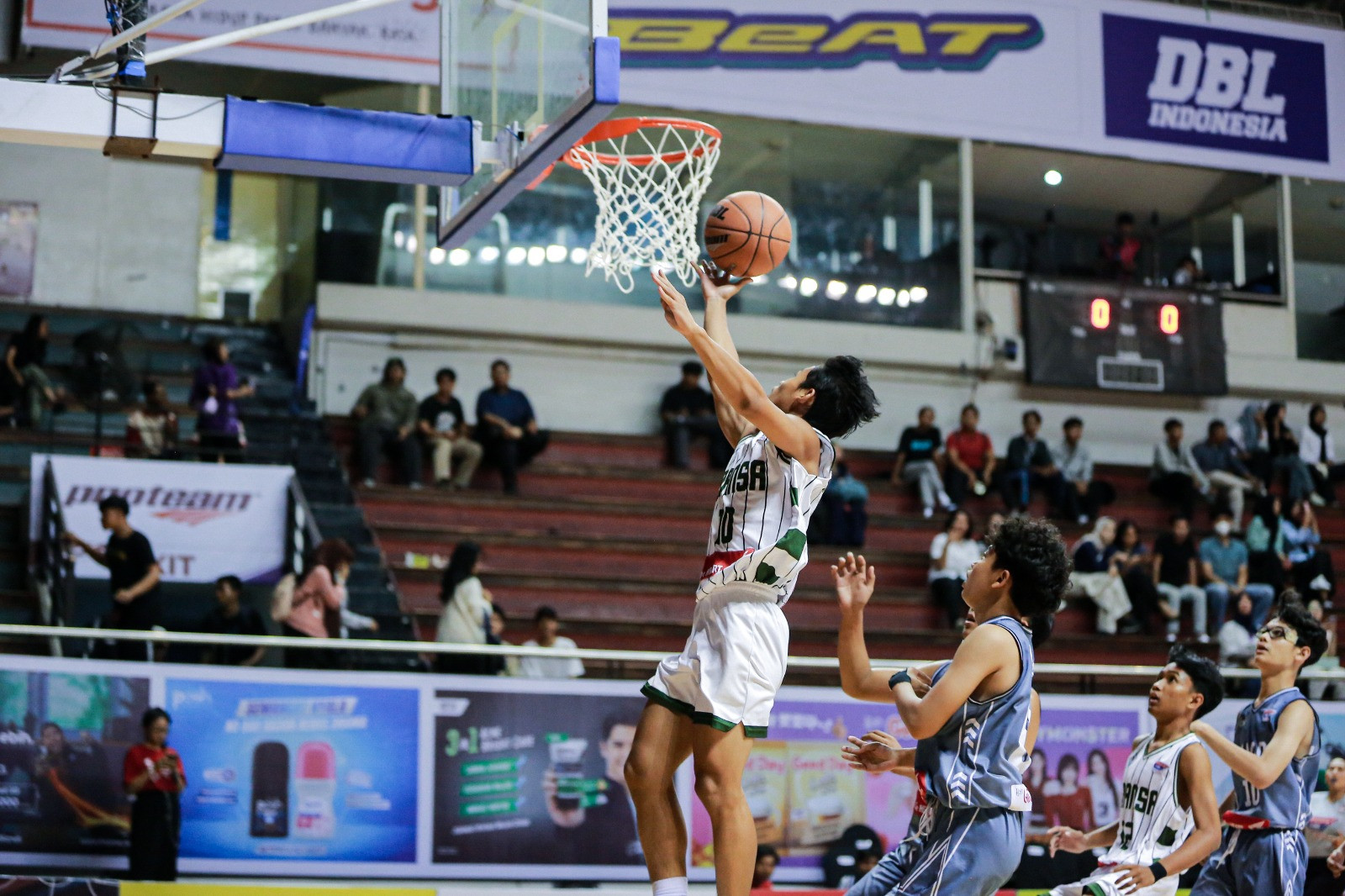 Potret Billie ketika melompat untuk melakukan lay-up