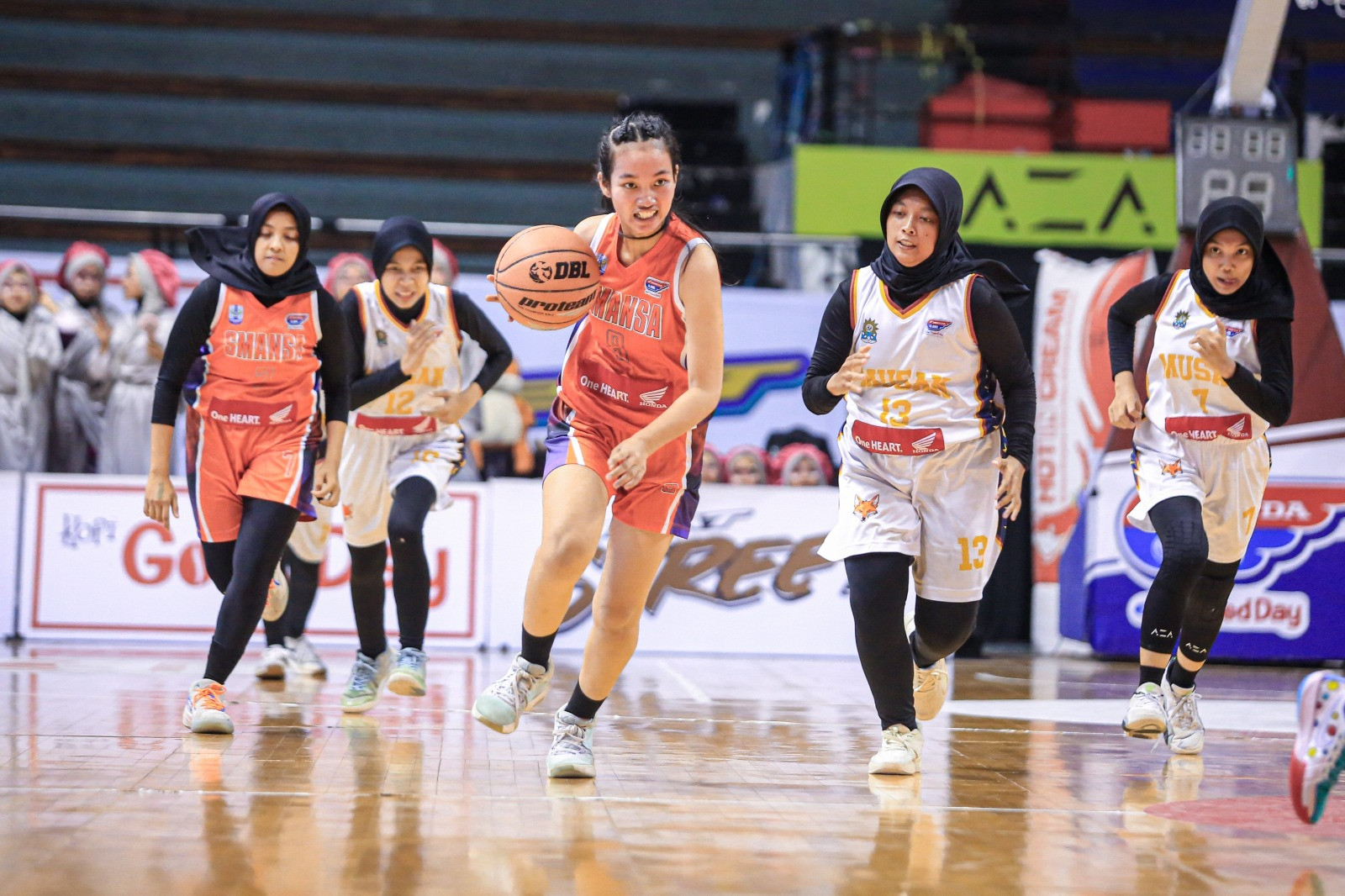 Potret Kaline ketika membawa bola