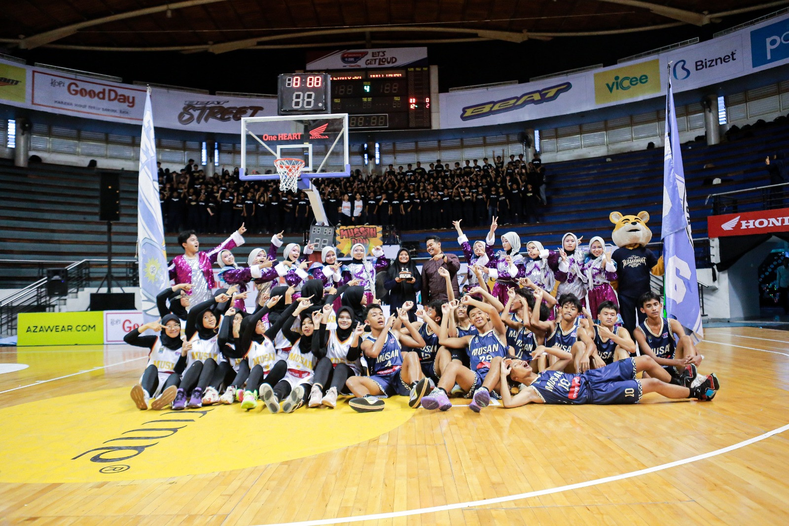 Potret Mussan Mania, para pemain, anggota tim dance, sampai wakil kepala sekolah merayakan ulang tahun Smamita