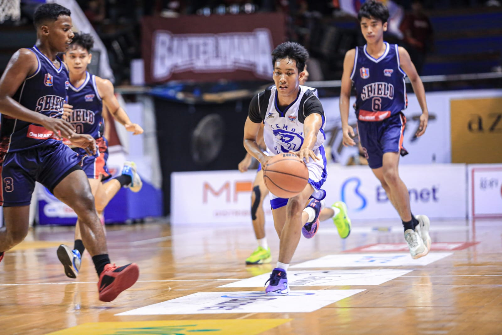 Momen Reza ketika sedang menggiring bolanya ke area pertahanan Shield