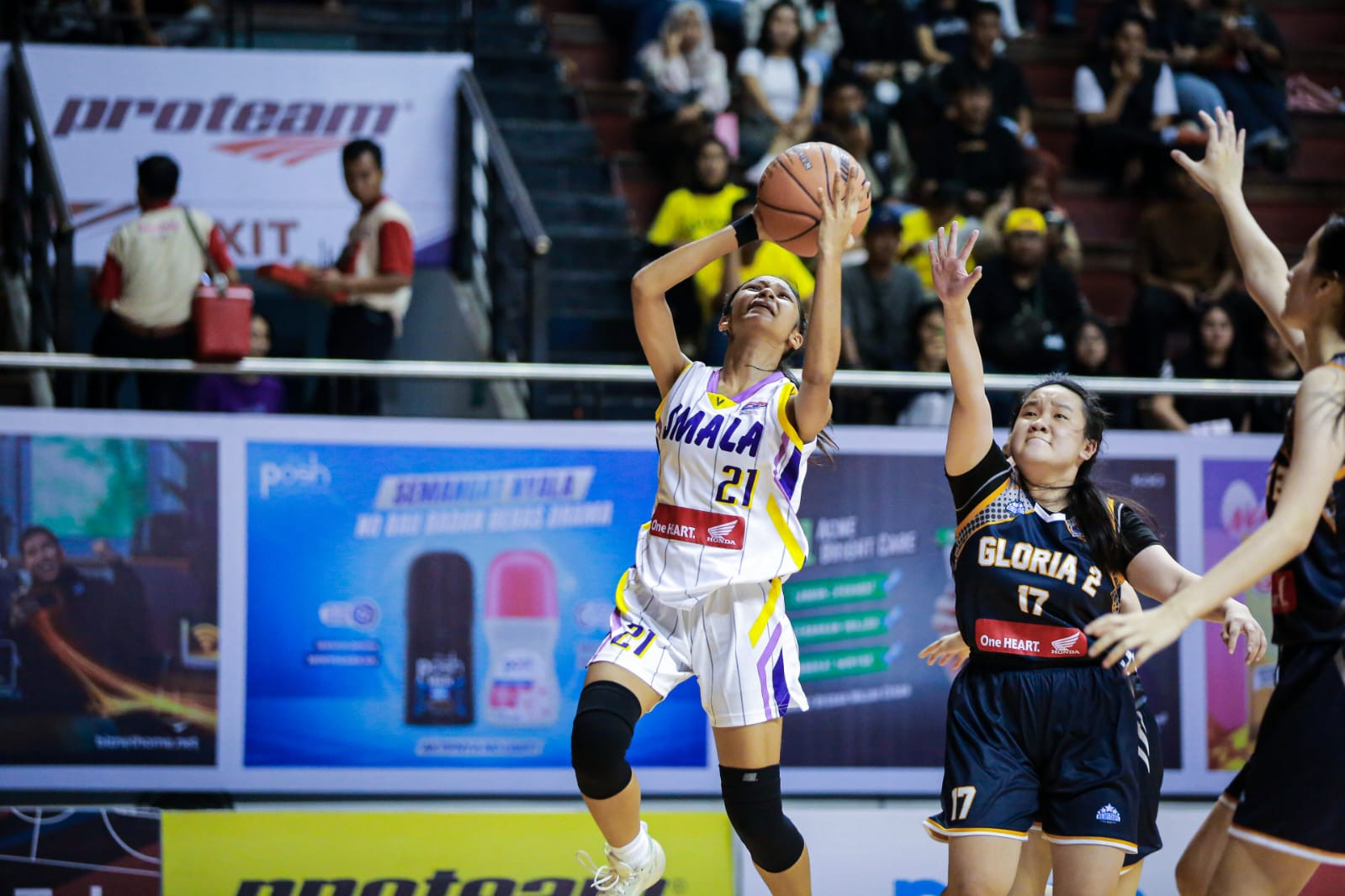 Aksi Garneta ketika berada di atas lapangan