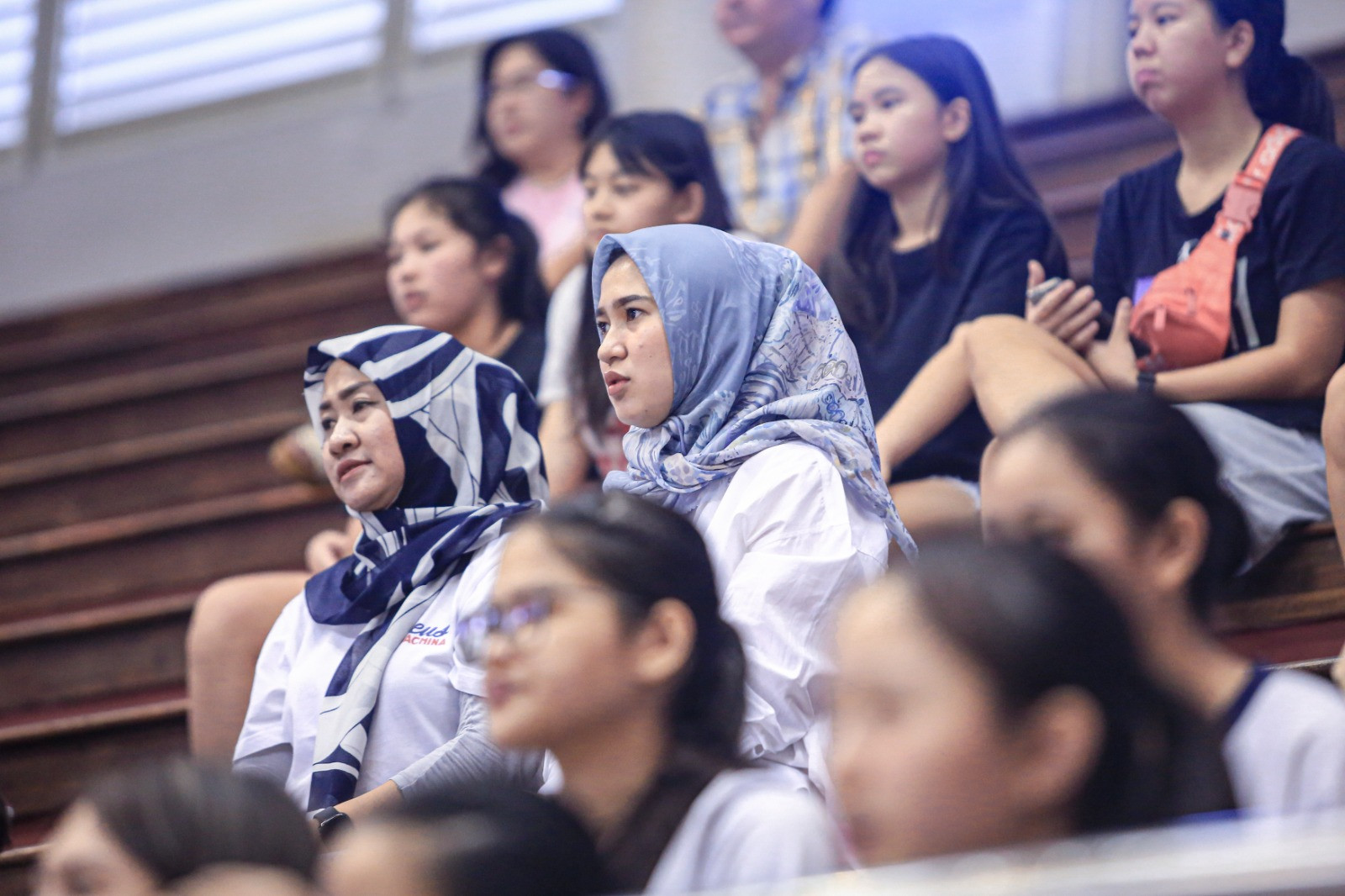 Ibu Mery (Sosok berkerudung yang ada di sebelah kanan) sedang fokus menonton jalannya pertandingan.