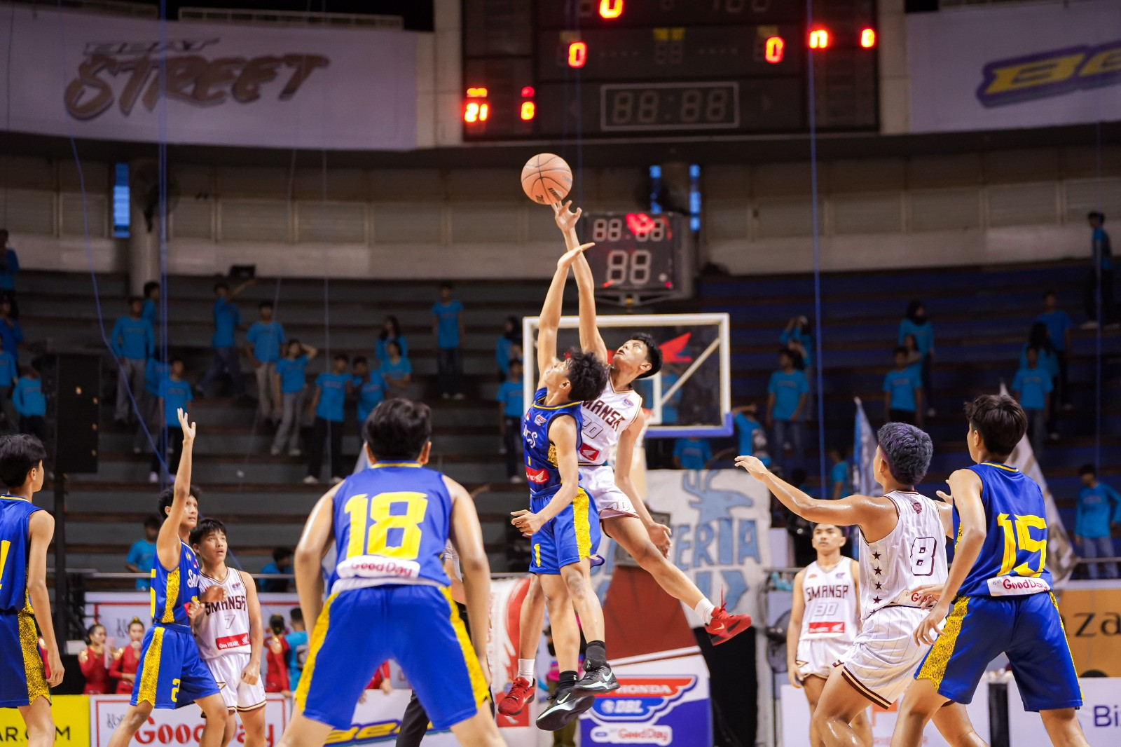 Momen Bima ketika melakukan tip off