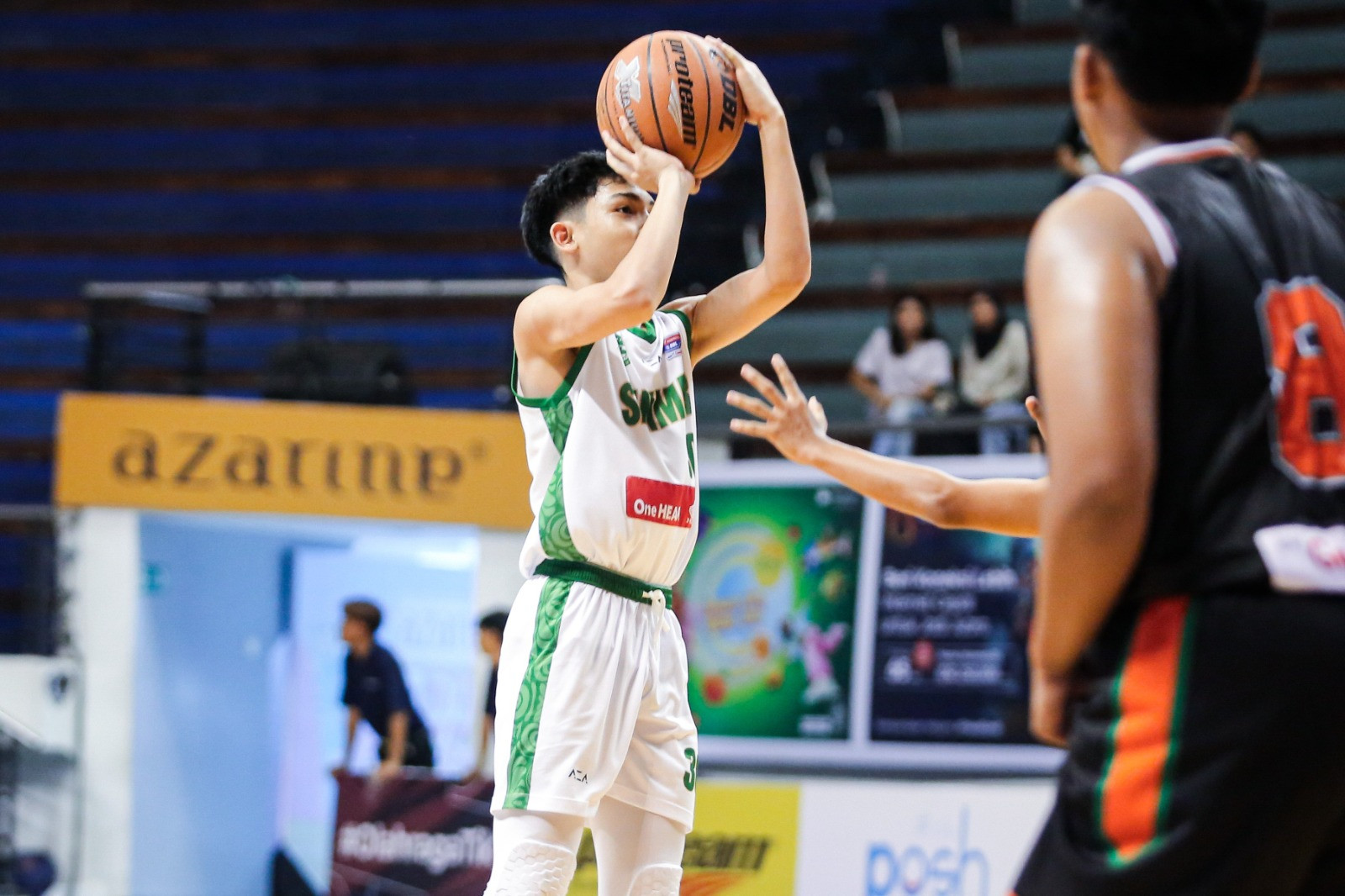 Potret ketika Francisco akan melakukan tembakan tiga angka