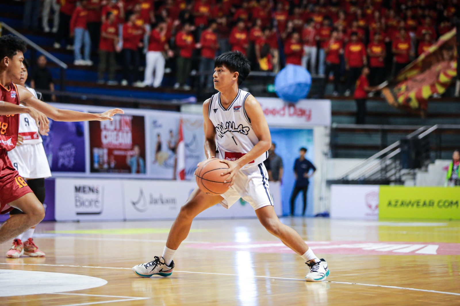 Aksi Vico ketika melantai di lapangan