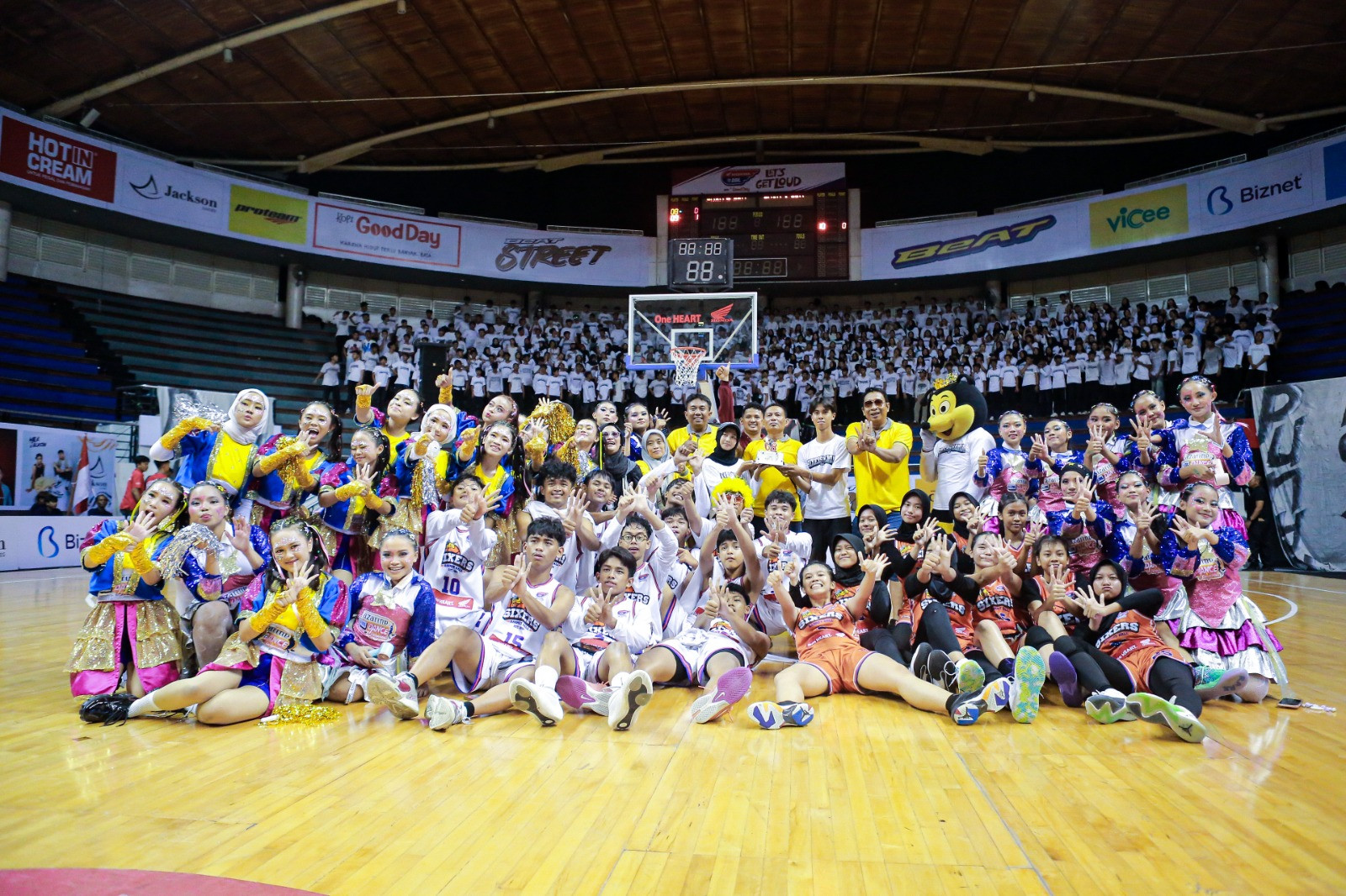 Para pemain, anggota tim dance, Sixers Mania, sampai bapak ibu guru memperingati hari jadi sekolahnya