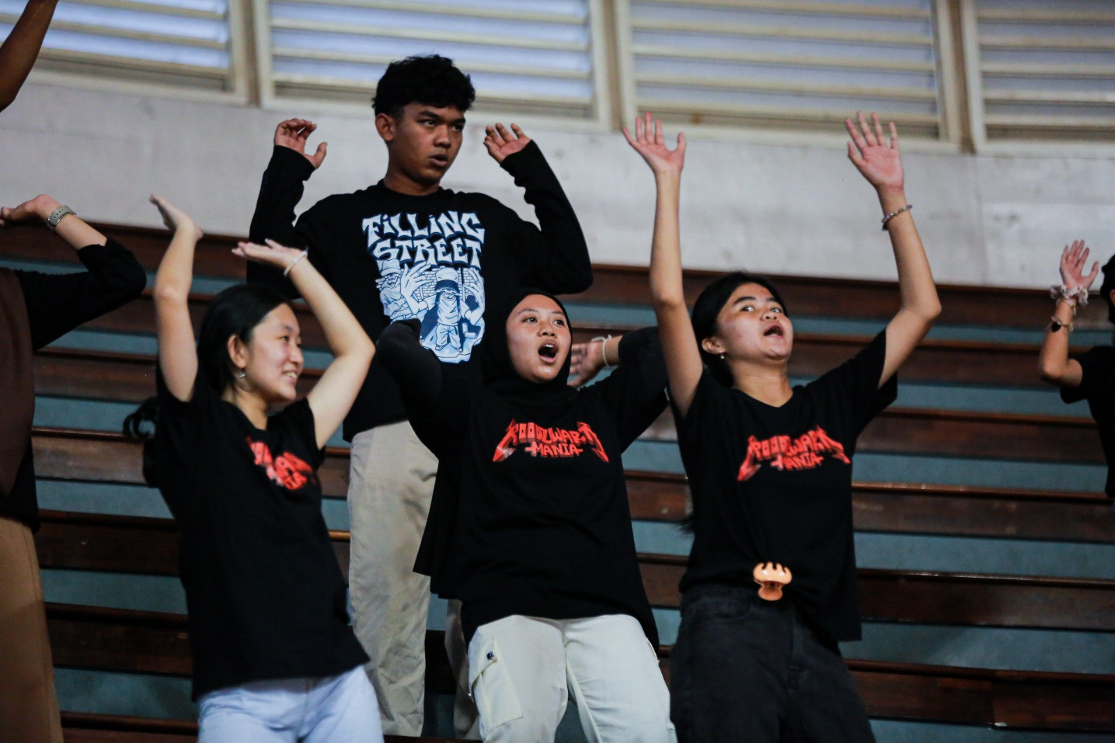 Sorak-sorai Roodzwartz Mania kala mendukung tim kebanggaannya