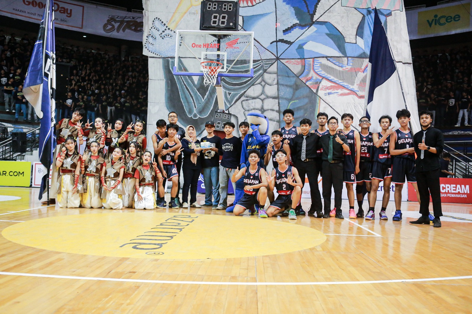 Penuh Sukacita SMAN 8 Surabaya di DBL Arena!