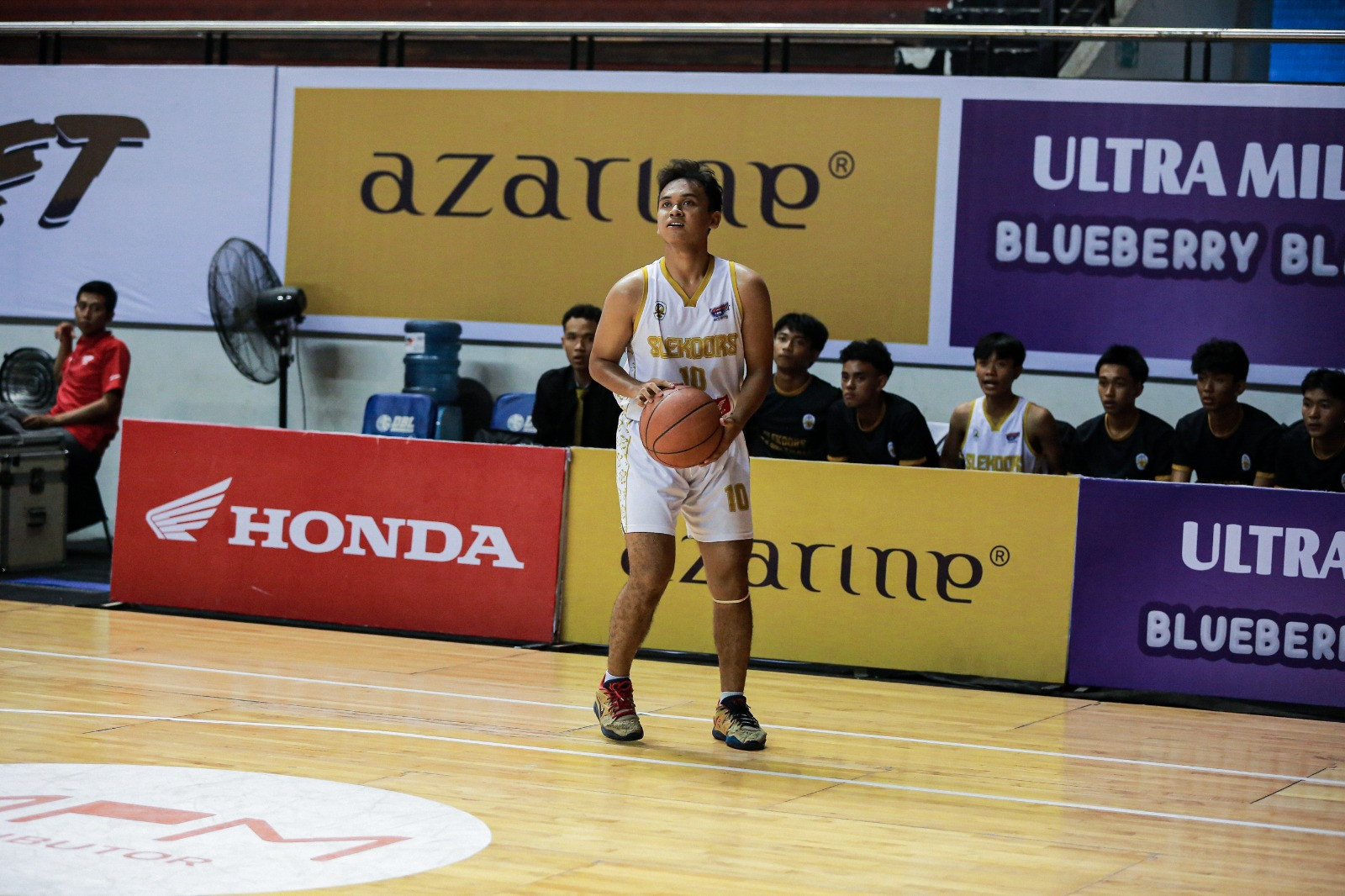 Delen ketika mencoba menembakkan bola dari luar garis tiga angka