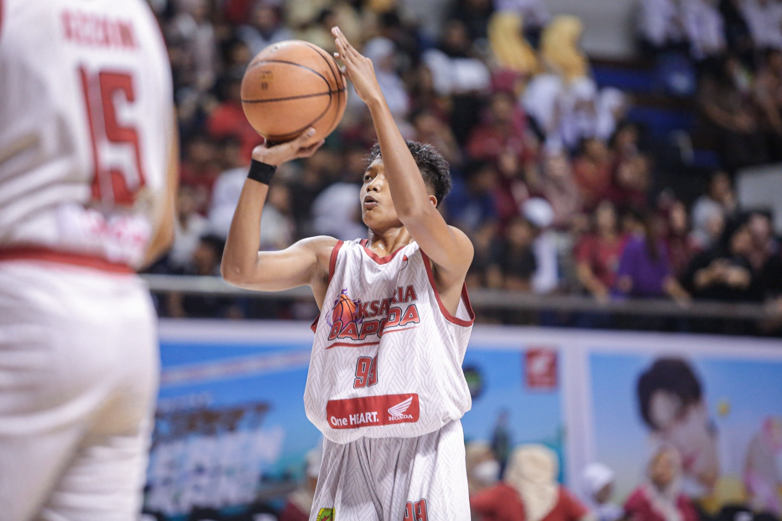 Riffat memegang bola dan bersiap mengarahkannya ke dalam ring kala melakukan tembakan bebas