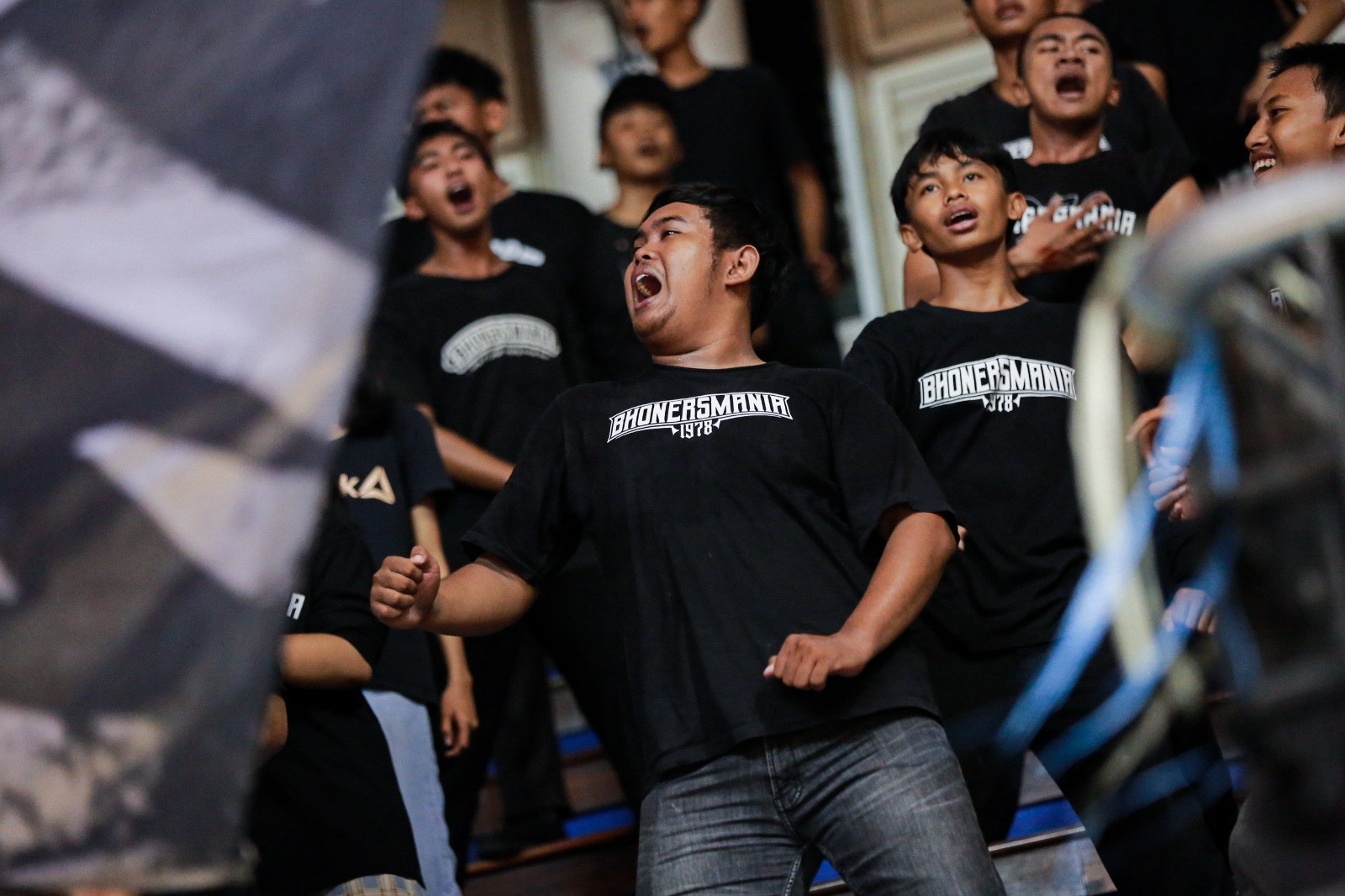 Semangat tanpa henti yang dicurahkan oleh barisan Bhoners Mania dari tribun