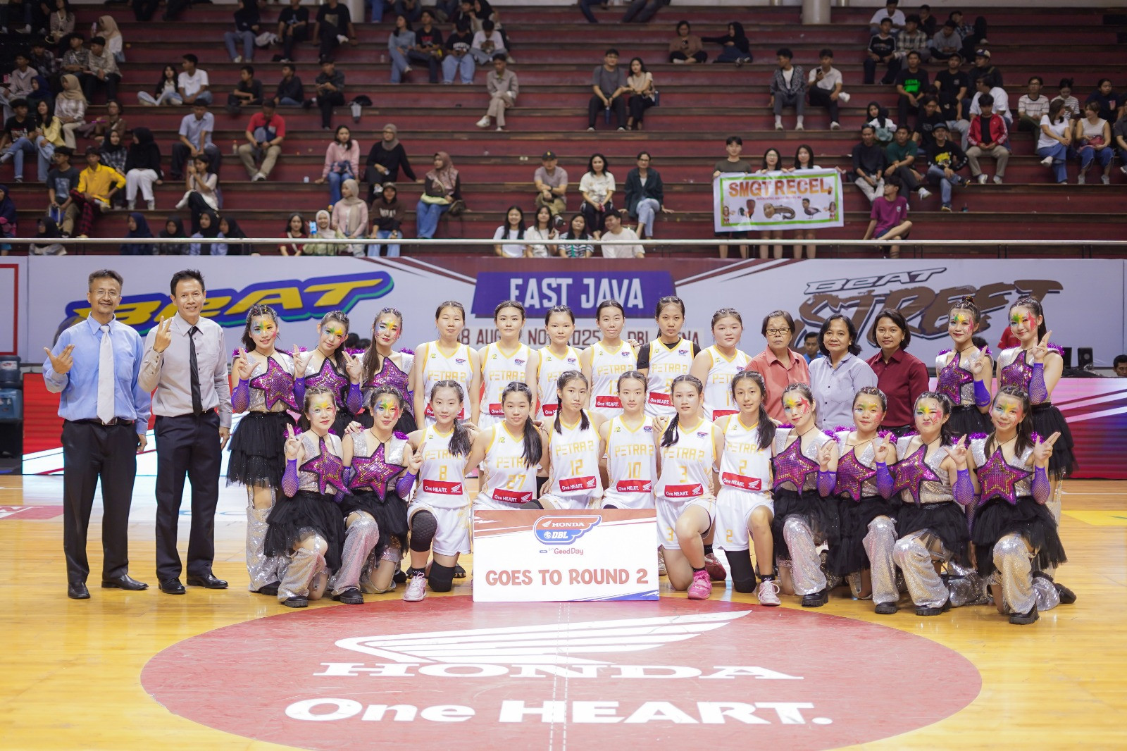 Kebahagiaan terpancar saat penggawa tim putri SMA Petra 2 Surabaya mampu mendapatkan tiket menuju Round 2