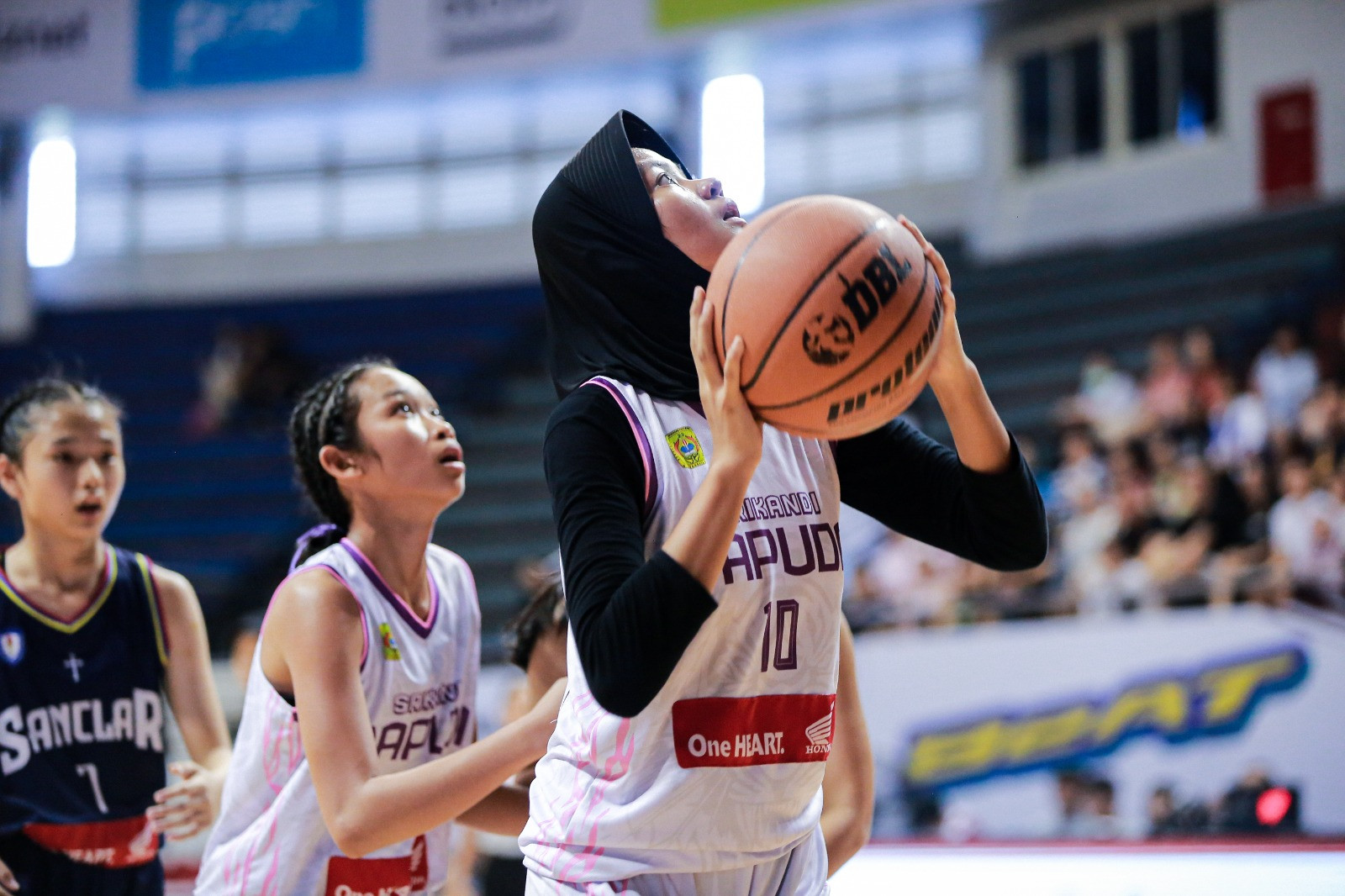 Aksi Nadia (kanan) ketika memegang bola seraya menatap ke arah ring