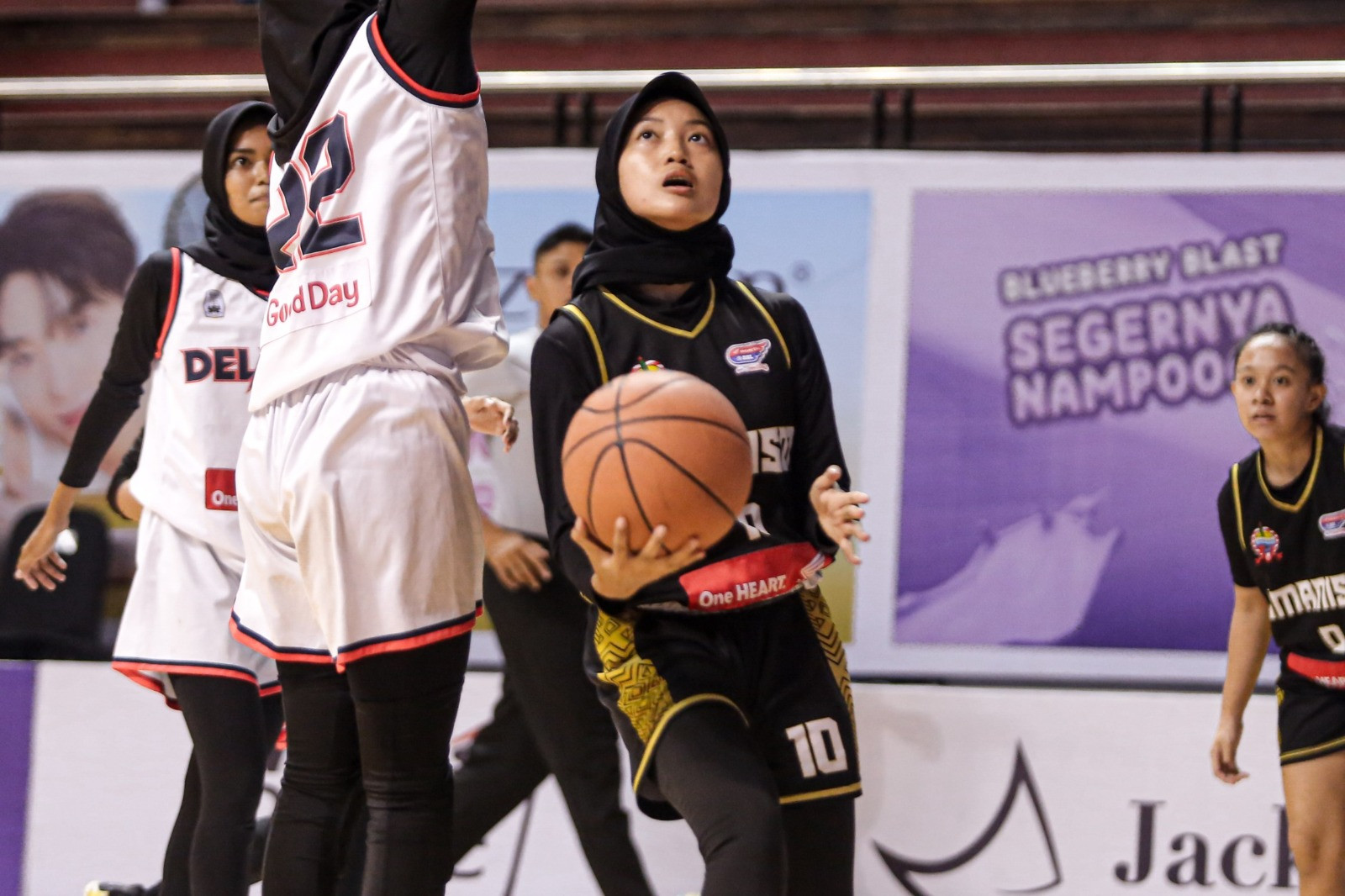 Aksi Farah (kanan) saat mencoba melakukan temabakan dari bawah ring