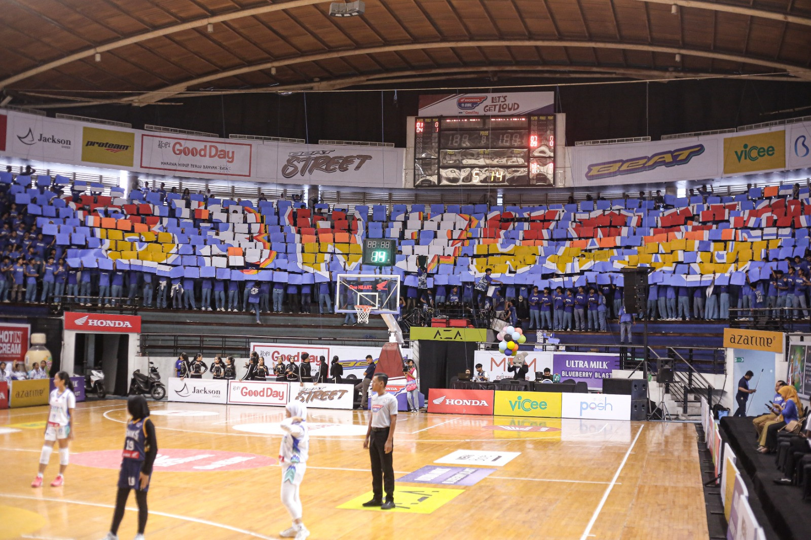 Koreografi kertas dengan tulisan 'B3R7UANG' diterbitkan oleh Nineteen Mania