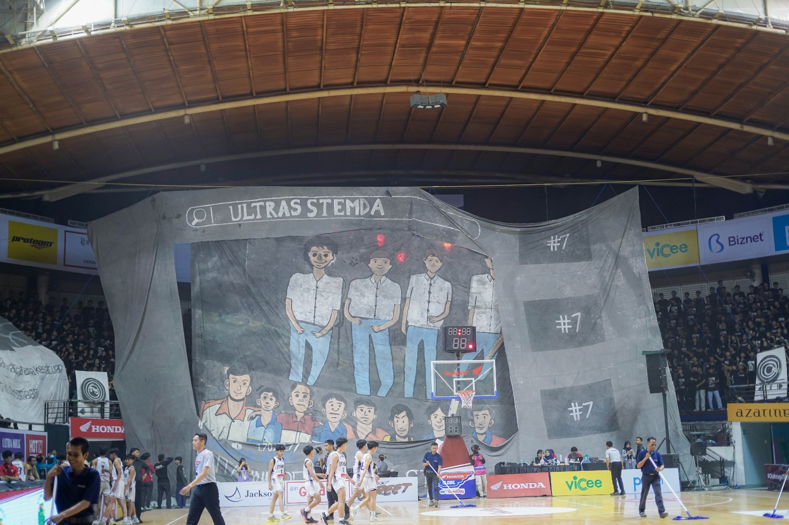 Video kedua Ultras Stemda yang memperlihatkan sekumpulan anak SMA taktala merangkul satu sama lain