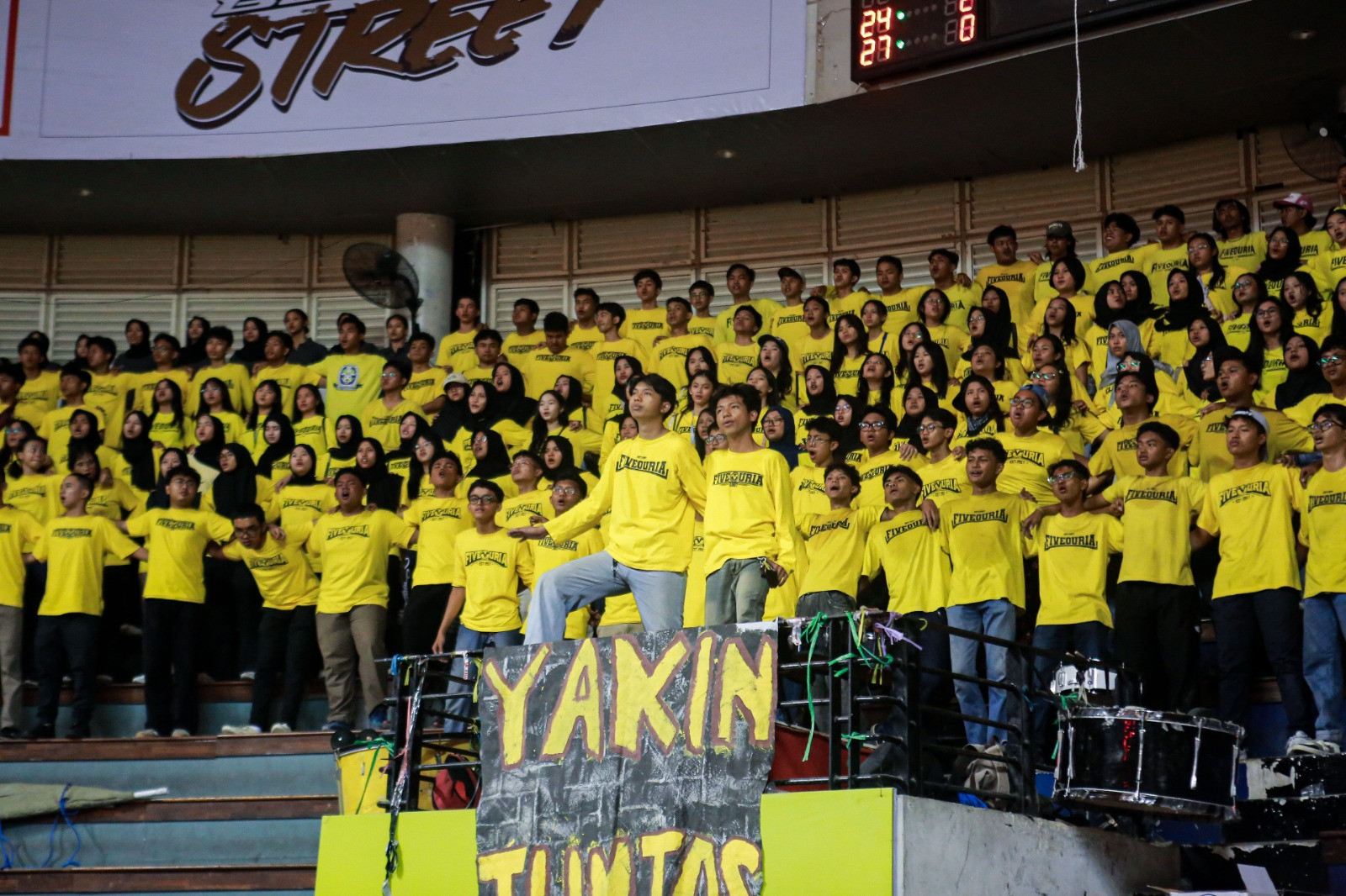 Aksi Fiveouria kala merapatkan barisan saat menyanyikan anthem
