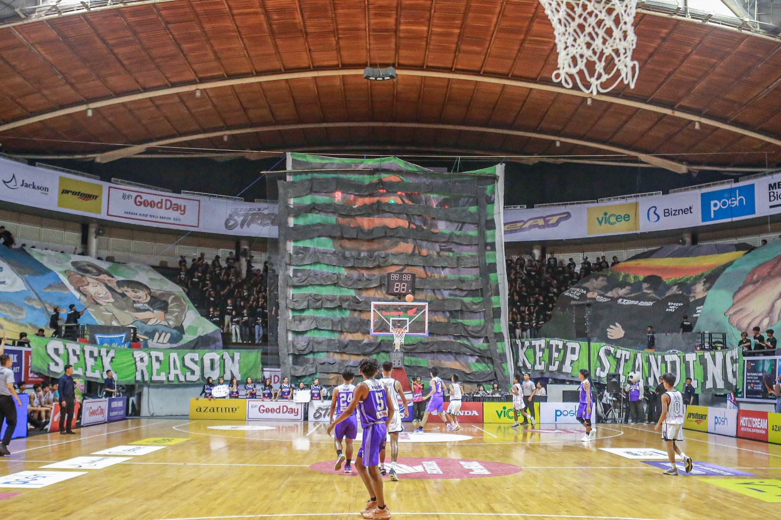 Koreografi kedua yang menggambarkan figur-figur yang mendukung tim basket Smekda