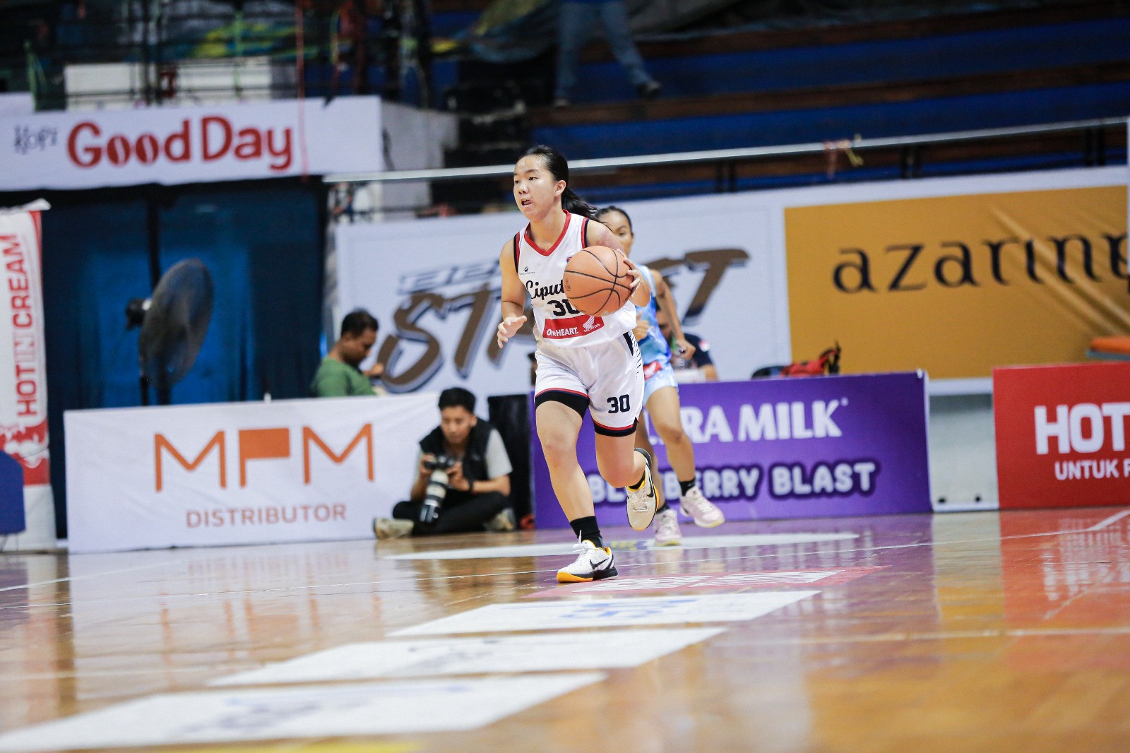 Aksi Chelsea saat menggiring bola di atas lapangan