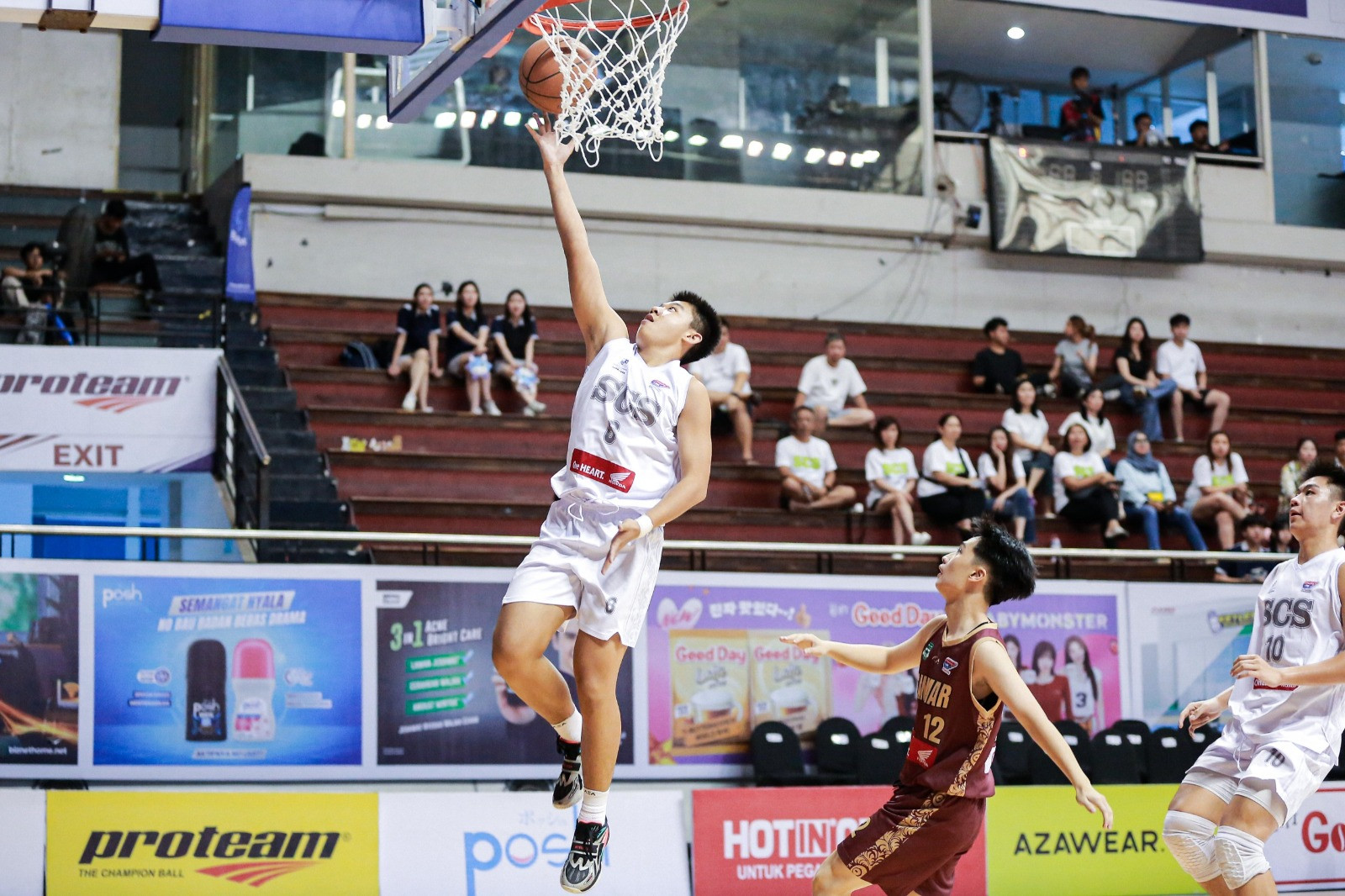 Momen Marvel (kiri) ketika melakukan layup