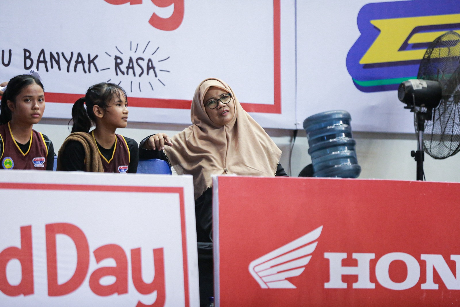 Ibu Atik (kerudung krem) kala duduk di tepi lapangan sebagai manajer srikandi Smada