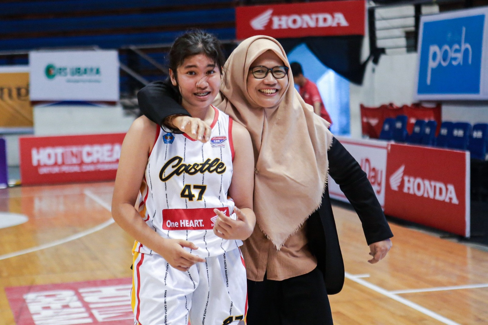Momen kebersamaan Salma (kiri) bersama mama tercinta (kanan) tatkala keadaan mengharuskan mereka bertemu sebagai lawan